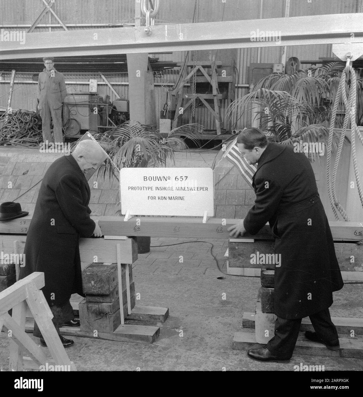 Kiellegging prima spazzatrice per miniere di acque poco profonde ad Alblasserdam Data: 26 Febbraio 1958 Località: Alblasserdam, Zuid-Holland Foto Stock