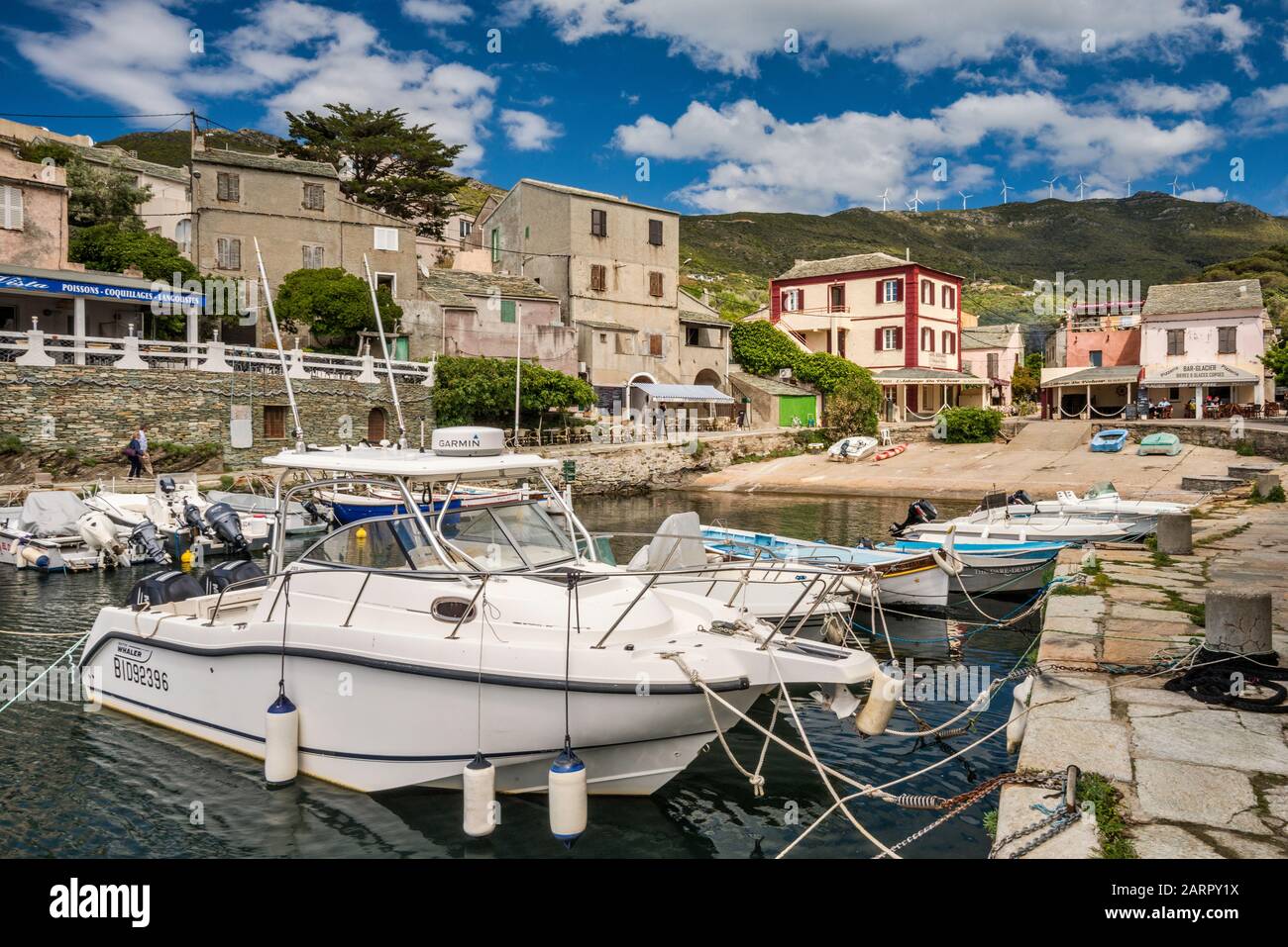 Pesca e imbarcazioni da diporto a marina e porto nel villaggio di Centuri, Corsica, Francia Foto Stock