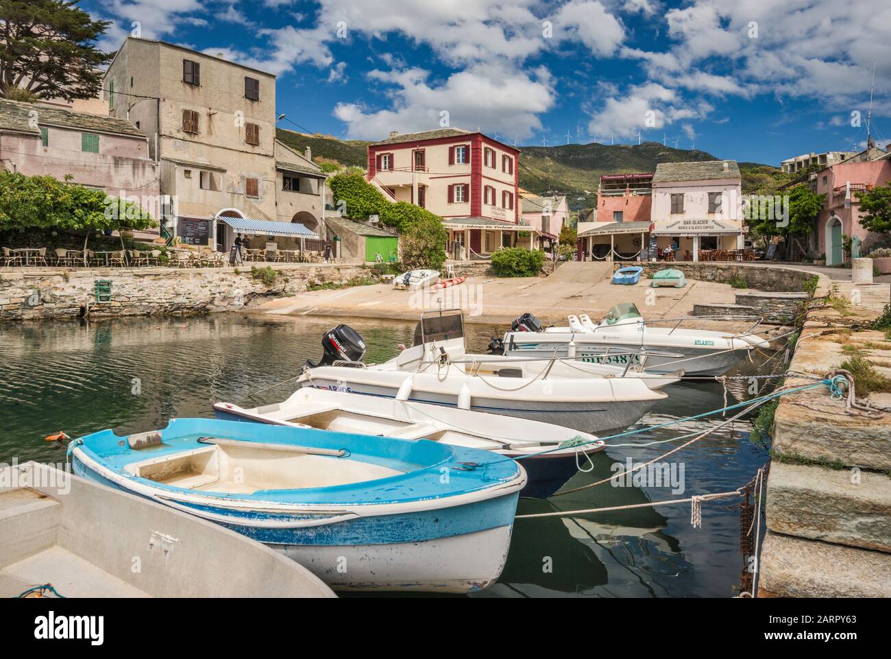 Pesca e imbarcazioni da diporto a marina e porto nel villaggio di Centuri, Corsica, Francia Foto Stock