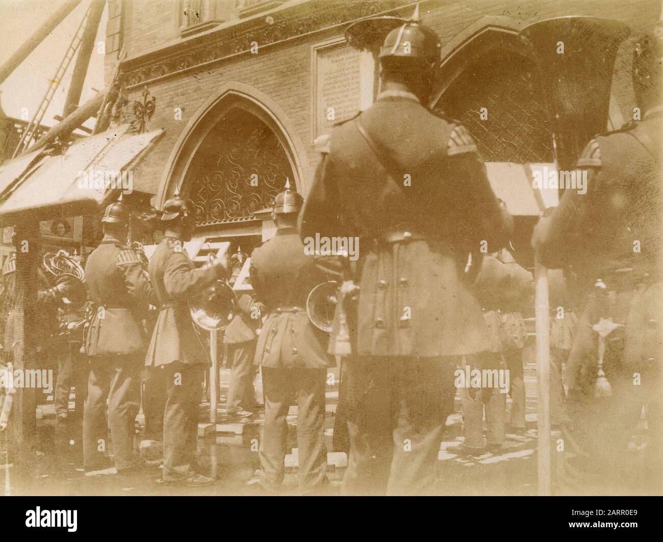 Banda militare dell'esercito tedesco che gioca fuori, Germania 1910s Foto Stock