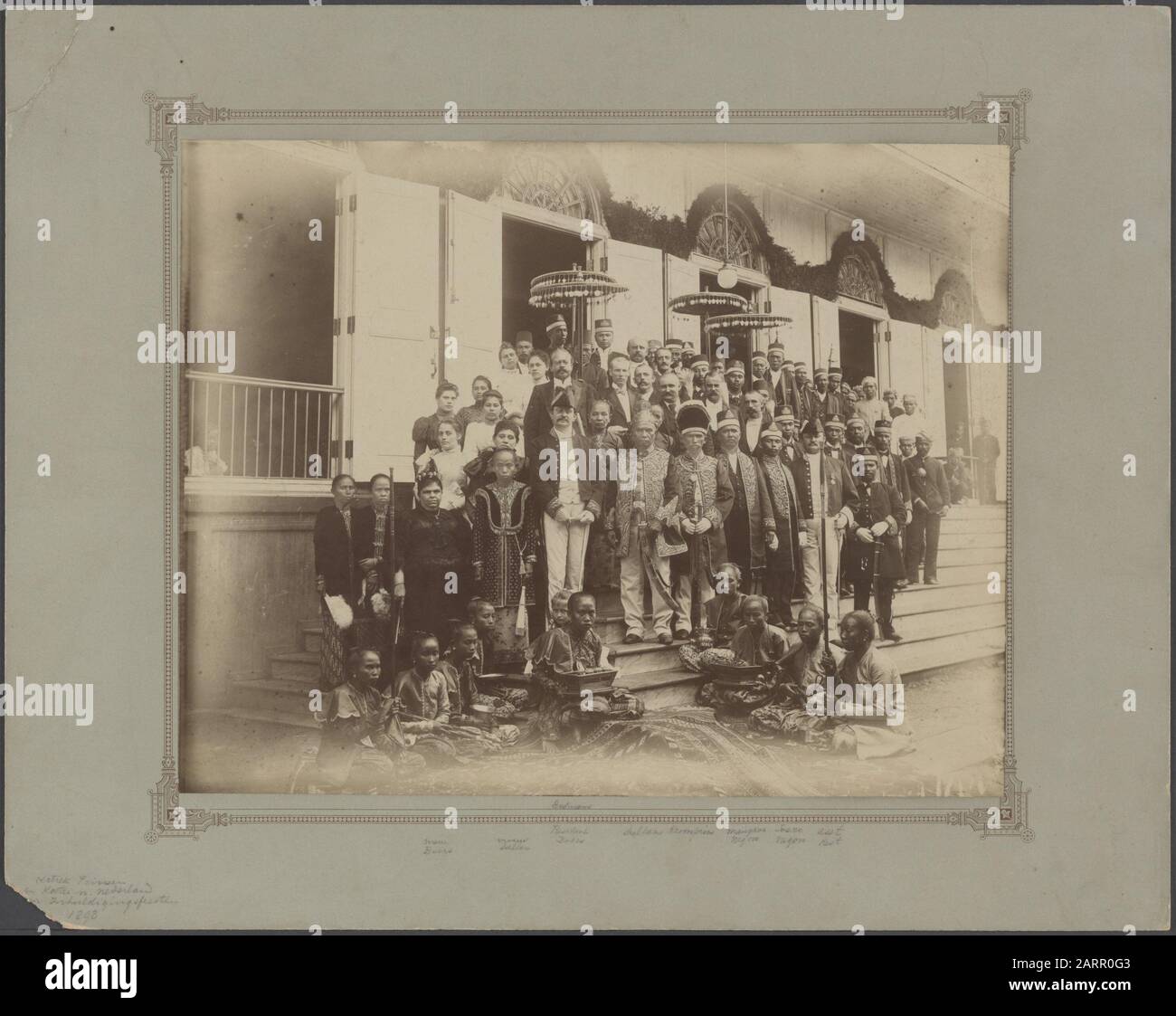 Deli Maatschappij: Visite ufficiali, anniversari, monarchi indigeni principi di partenza di Koetei nei Paesi Bassi per le feste di inaugurazione 1898 Annotazioni: Foto Stock