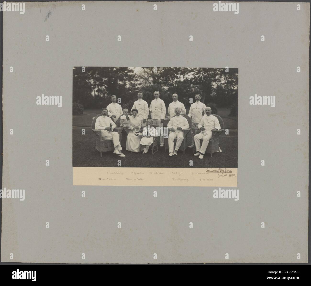 Deli Maatschappij: Ritratti di gruppo e ritratti Gedong Djohore gennaio 1910. H. van Ankum, Mrs de Wilde, F. de Fremery, E. de Wilde Standing vlnr.a. van Hulsteijn, P. Spandaw, H. Schouten, W. Lesser, H. Hartmann Annotation: Ci sono anche due bambini probabilmente della coppia De Wilde Datat: Gennaio 1910 Ubicazione: Indonesia, Indie orientali olandesi, Sumatra Parole Chiave: Ritratti di gruppo Foto Stock