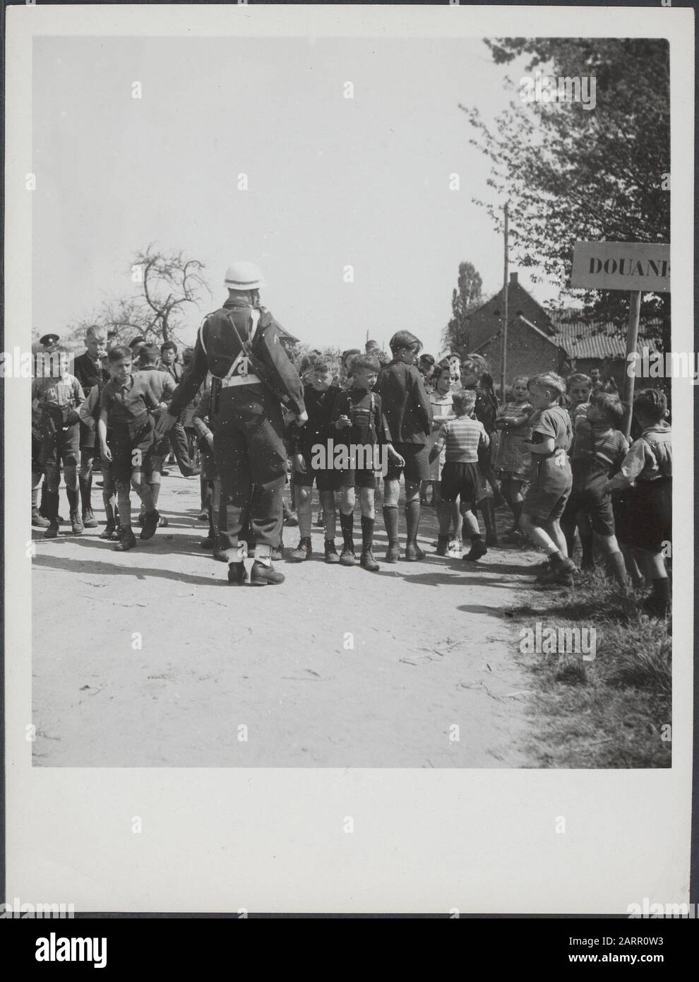 Correzione delle frontiere a Sittard (6m oltre il confine) in relazione all'annessione della città tedesca Selfkant. Bambini al posto doganale, in presenza di polizia militare Data: 23 aprile 1949 luogo: Amsterdam, Noord-Holland Parole Chiave: Annessioni, dogana, valichi di frontiera, marekaussees, danni Foto Stock