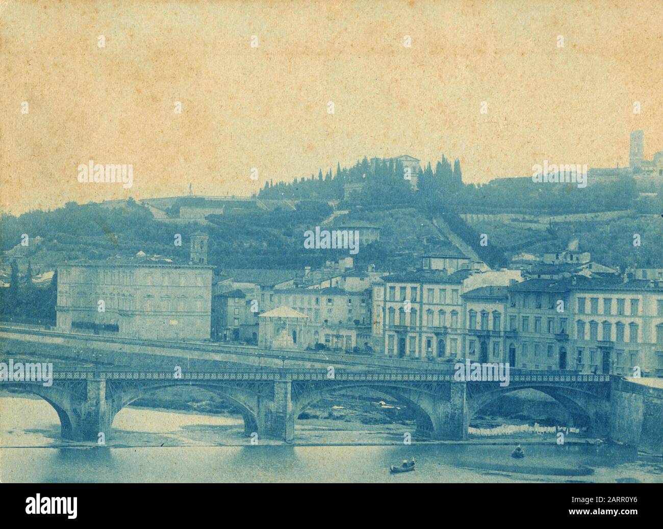 Città non identificata lungo un grande fiume, Cyanotype, Europa 1890s Foto Stock