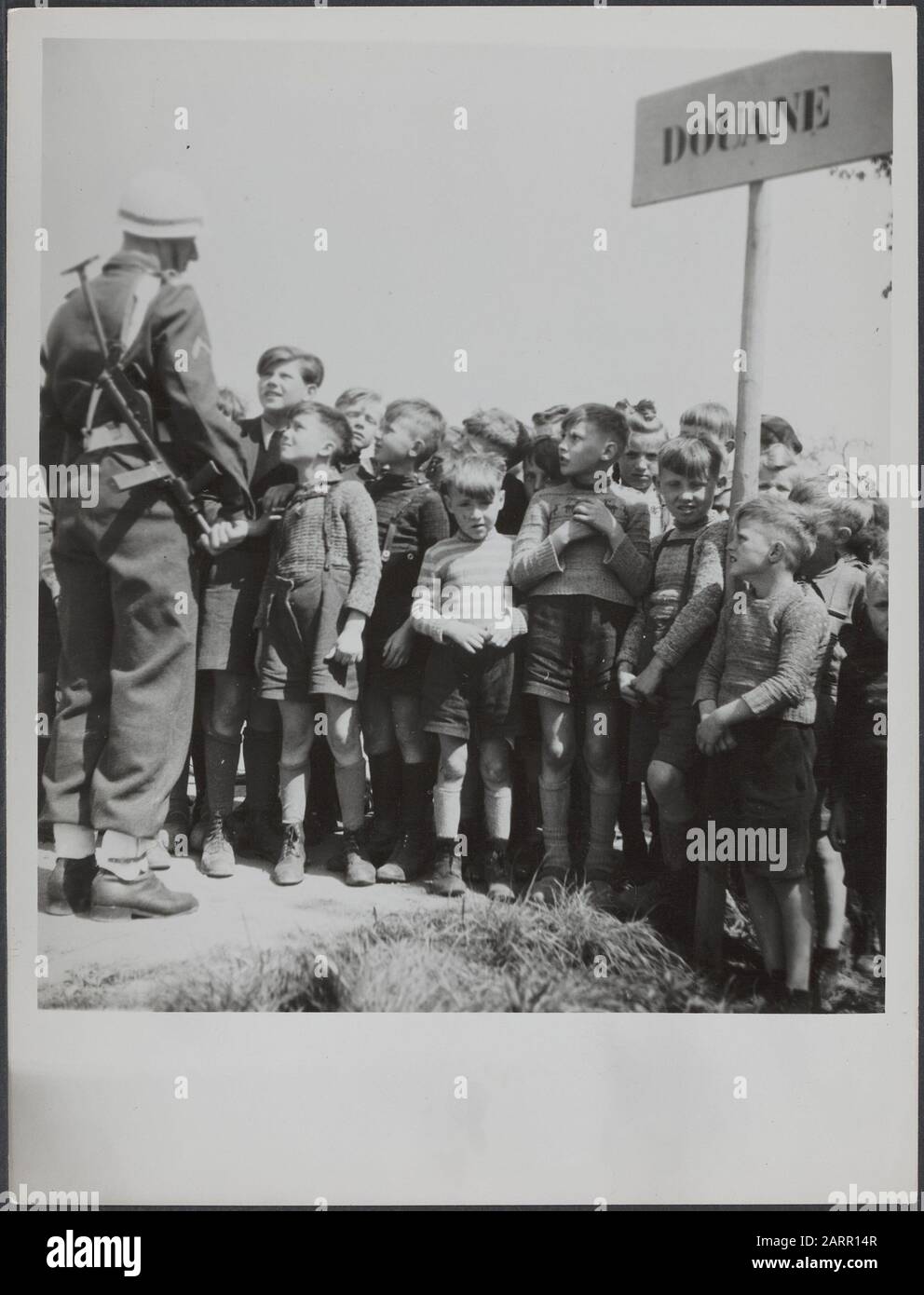 Guerra, liberazione e capitolazione II Correzione Del Confine vicino Sittard (6 m oltre il confine) in relazione all'annessione della città tedesca Selfkant. Bambini al posto doganale, in presenza di polizia militare Data: 23 aprile 1949 Parole Chiave: Annessioni, dogane, valichi di frontiera, marekausvede, danni Foto Stock
