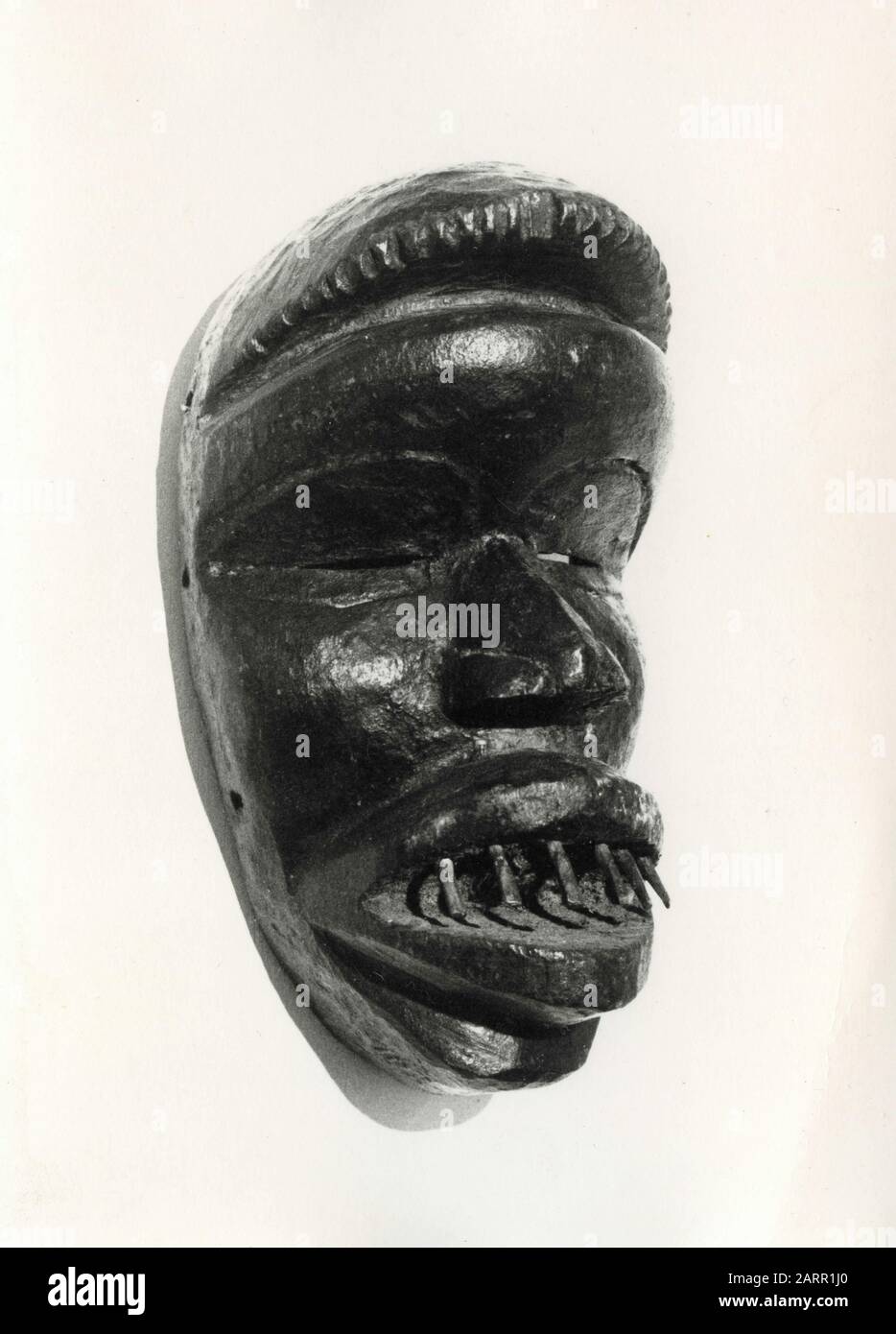 Maschera tribale africana in legno Dan, Liberia 1950s Foto Stock