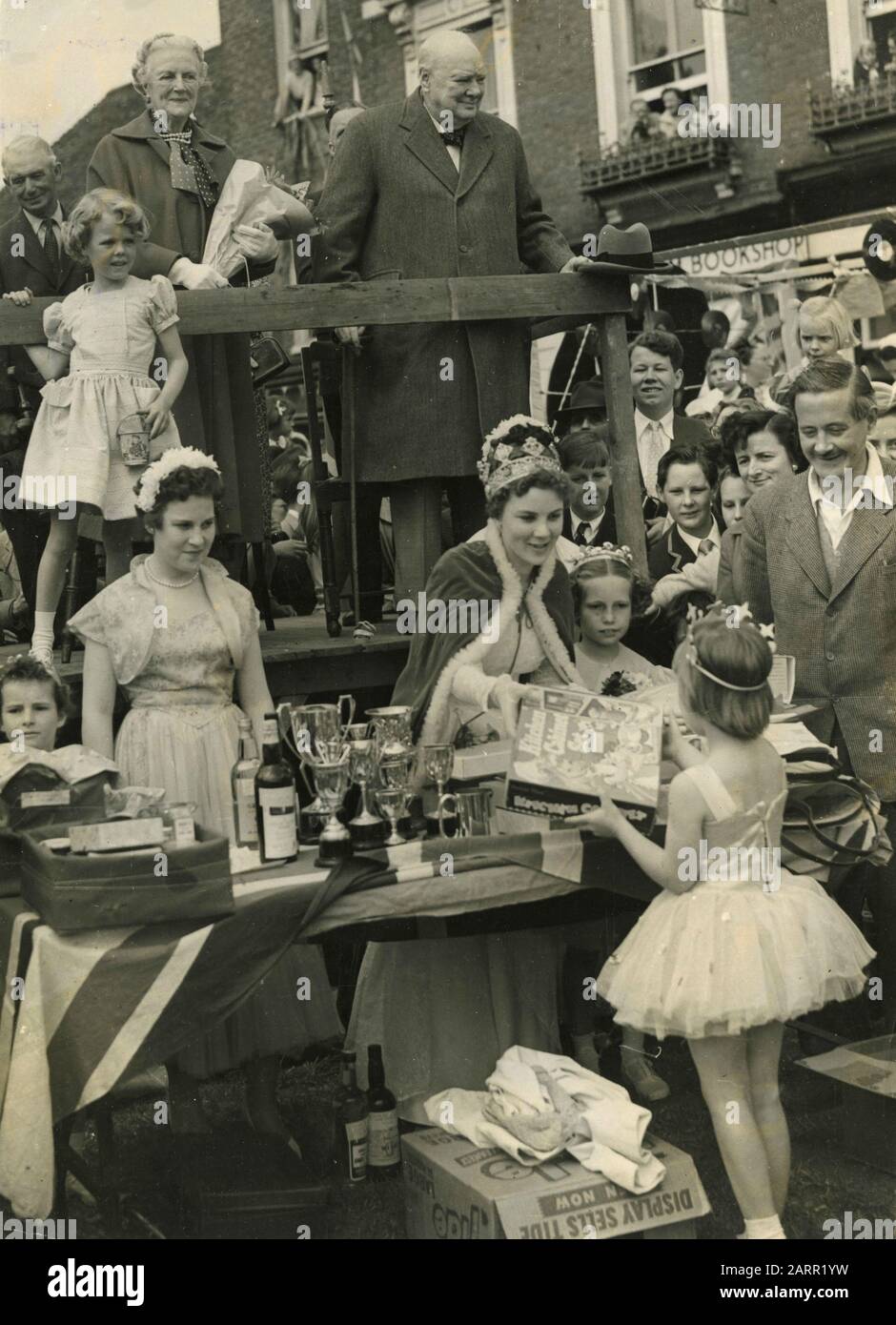 Britannico Sir Winston e Lady Churchill durante la sfilata di Carnevale, Westerham, Regno Unito 1956 Foto Stock