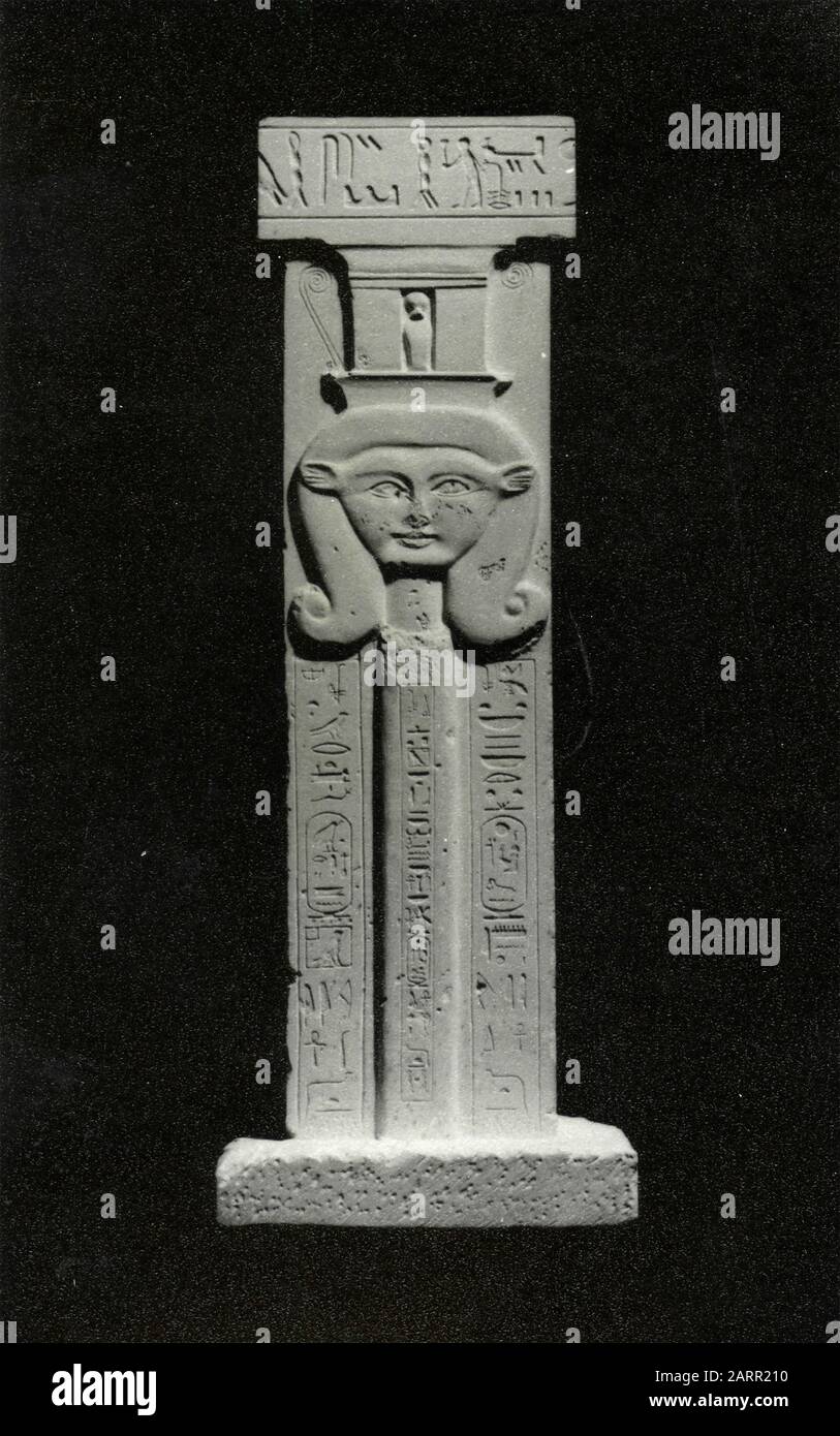 Stele rappresentante la dea egiziana Hathor, Egitto 1950s Foto Stock
