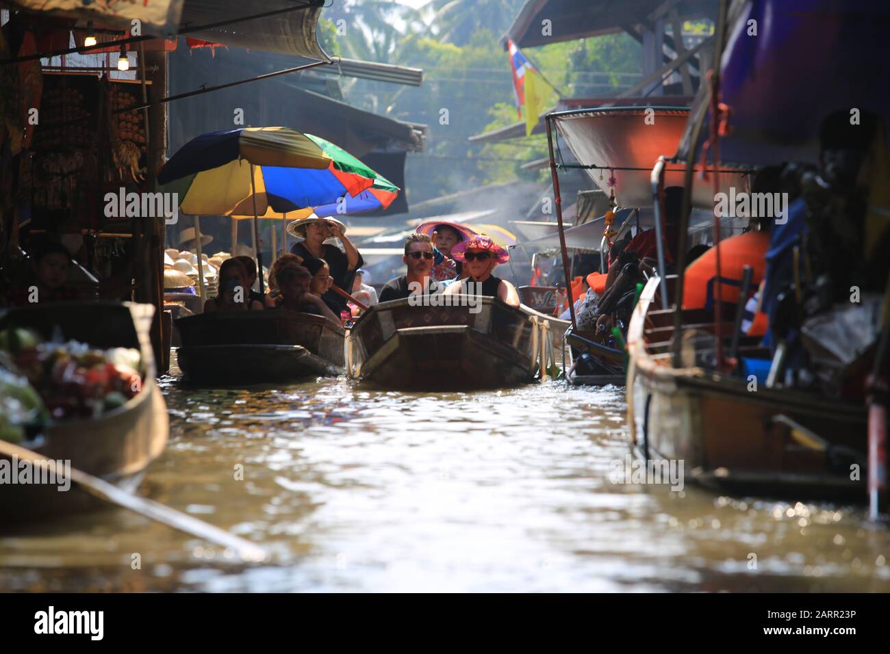 Bangkok/Thailandia - 29 dicembre 2019: Il fornitore locale vende il prodotto sul fiume nel mercato galleggiante di Damnoen Saduak. Il mercato galleggiante è uno di vista Foto Stock