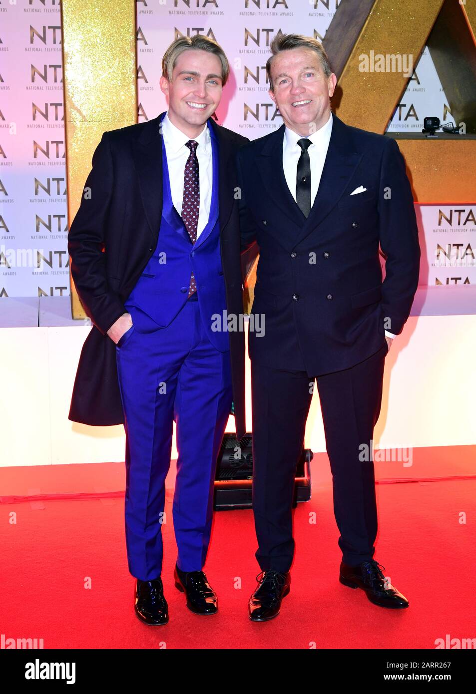 Bradley Walsh (a destra) e Barney Walsh durante i National Television Awards alla O2 Arena di Londra. Foto Stock