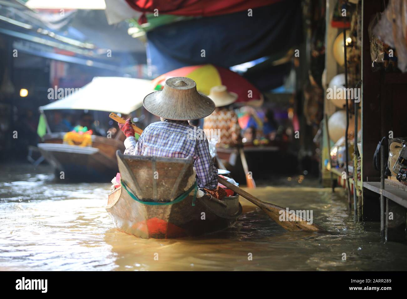 Bangkok/Thailandia - 29 dicembre 2019: Il fornitore locale vende il prodotto sul fiume nel mercato galleggiante di Damnoen Saduak. Il mercato galleggiante è uno di vista Foto Stock