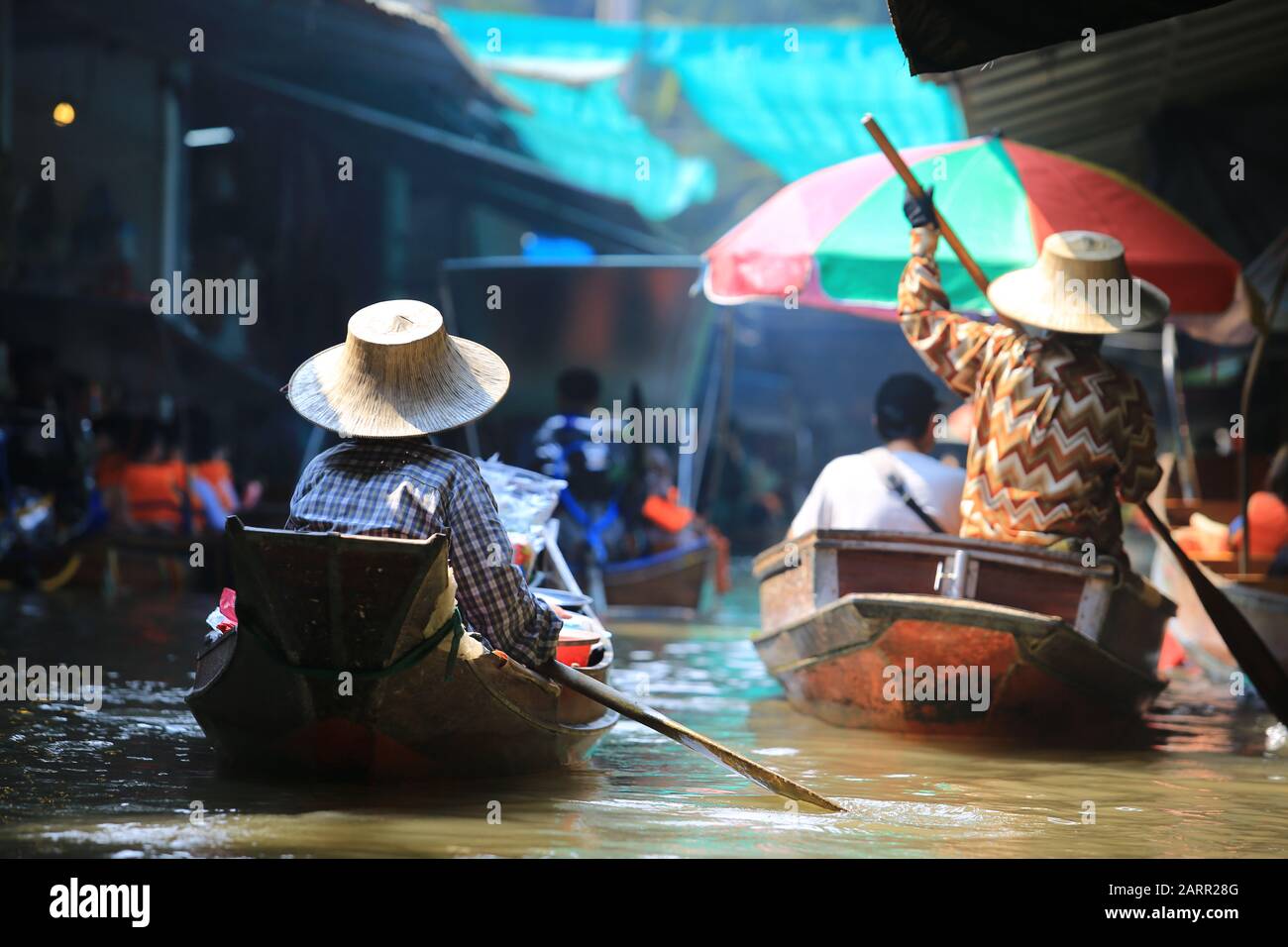Bangkok/Thailandia - 29 dicembre 2019: Il fornitore locale vende il prodotto sul fiume nel mercato galleggiante di Damnoen Saduak. Il mercato galleggiante è uno di vista Foto Stock