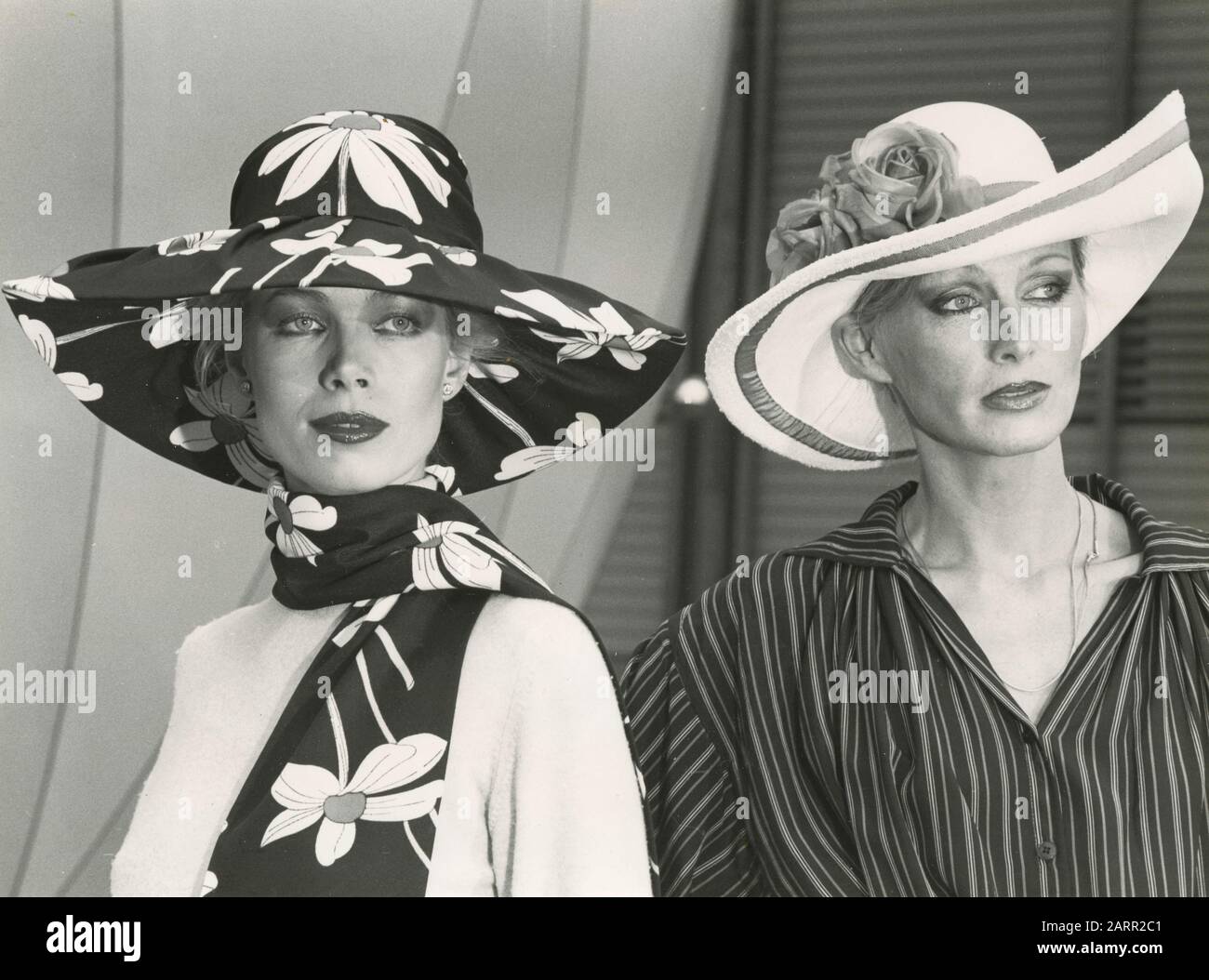 Fashion models hats immagini e fotografie stock ad alta risoluzione - Alamy