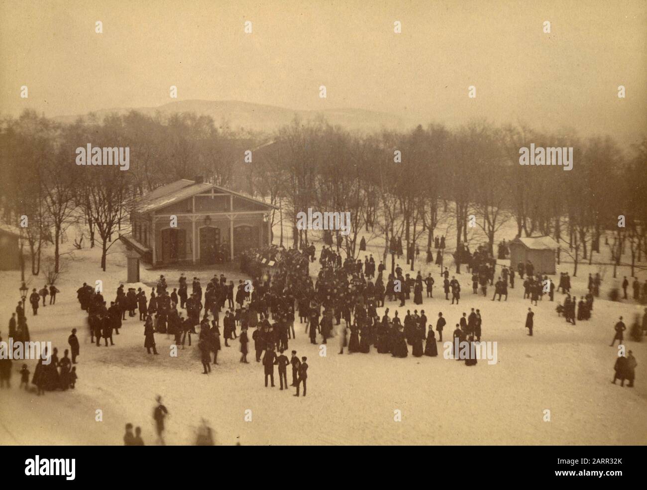 Grande raccolta di persone nella foresta, 1890s Foto Stock