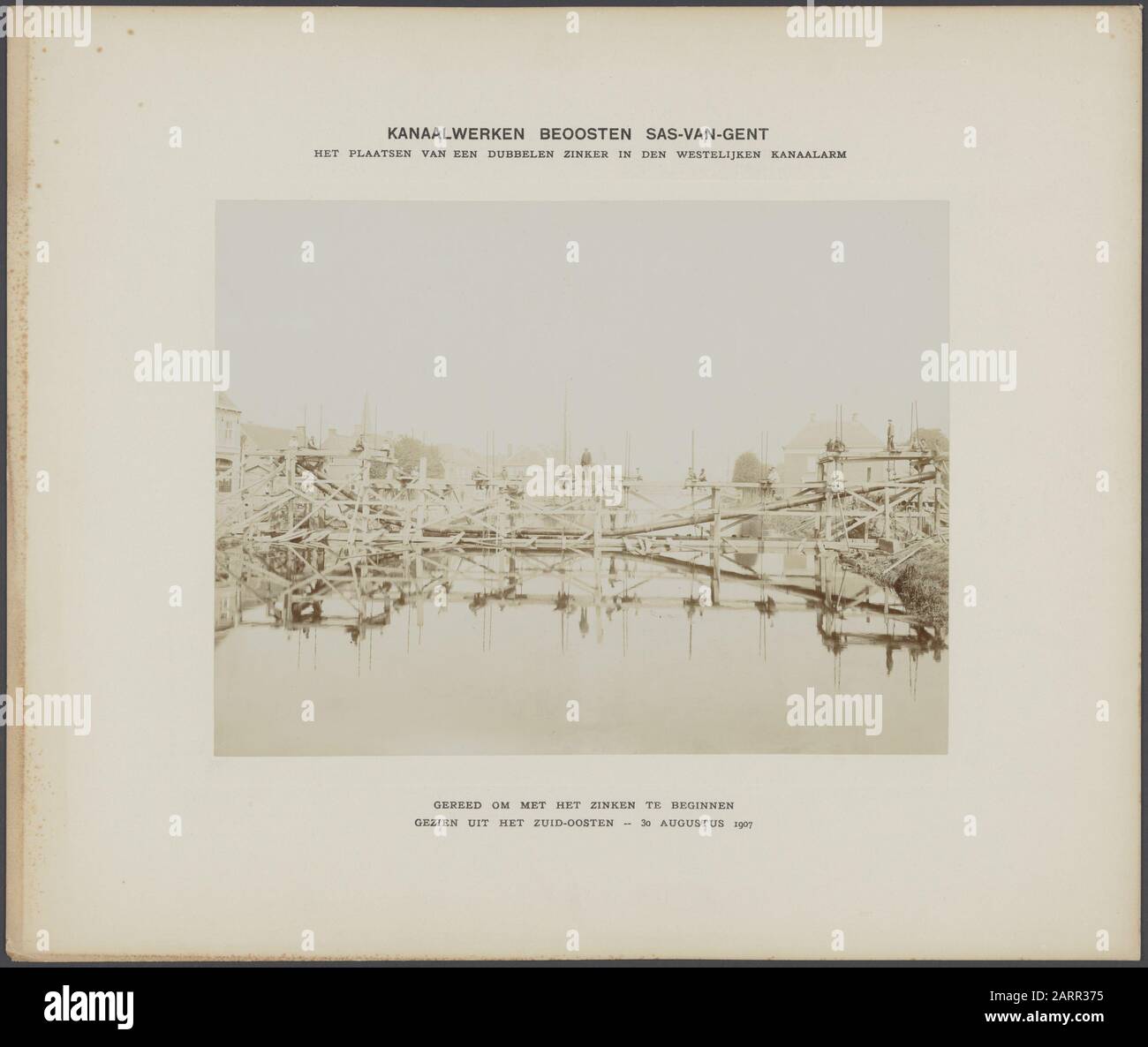 Estensione del canale di Gand a Terneuzen Canal opere nel SAS orientale van Gent. Posizionare una doppia zavorra nel braccio del canale occidentale, visto dal sud-est. E 'pronto per iniziare Sinking Annotazione: Il canale comprende serrature a Terneuzen e Sas van Gent, e ponti a Terneuzen, Sas van Gent e Sluiskil Data: 30 agosto 1907 posizione: SAS van Gent, Sas van Gent, Zeeland Parole Chiave: Canal works, ingegneria idraulica, sinkers Foto Stock