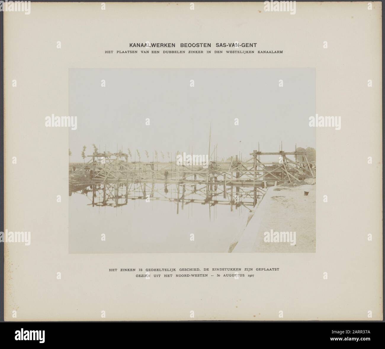 Estensione del canale di Gand a Terneuzen Canal opere nel SAS orientale van Gent. Posizionare una doppia zavorra nel braccio del canale occidentale, visto dal nord-ovest. L'affondamento è stato fatto parzialmente. I pezzi terminali sono collocati Annotazione: Il canale comprende anche serrature a Terneuzen e Sas van Gent, e ponti a Terneuzen, Sas van Gent e Sluiskil Data: 30 agosto 1907 posizione: SAS van Gent, Sas van Gent, Zeeland, Zeeland Parole Chiave: Canal works, idraulica ingegneria, zinco Foto Stock