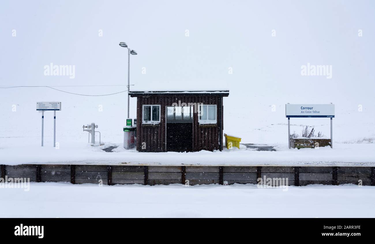 Stazione Corrour in neve. È la stazione più alta in Gran Bretagna a 1338 piedi sopra il livello del mare. Foto Stock