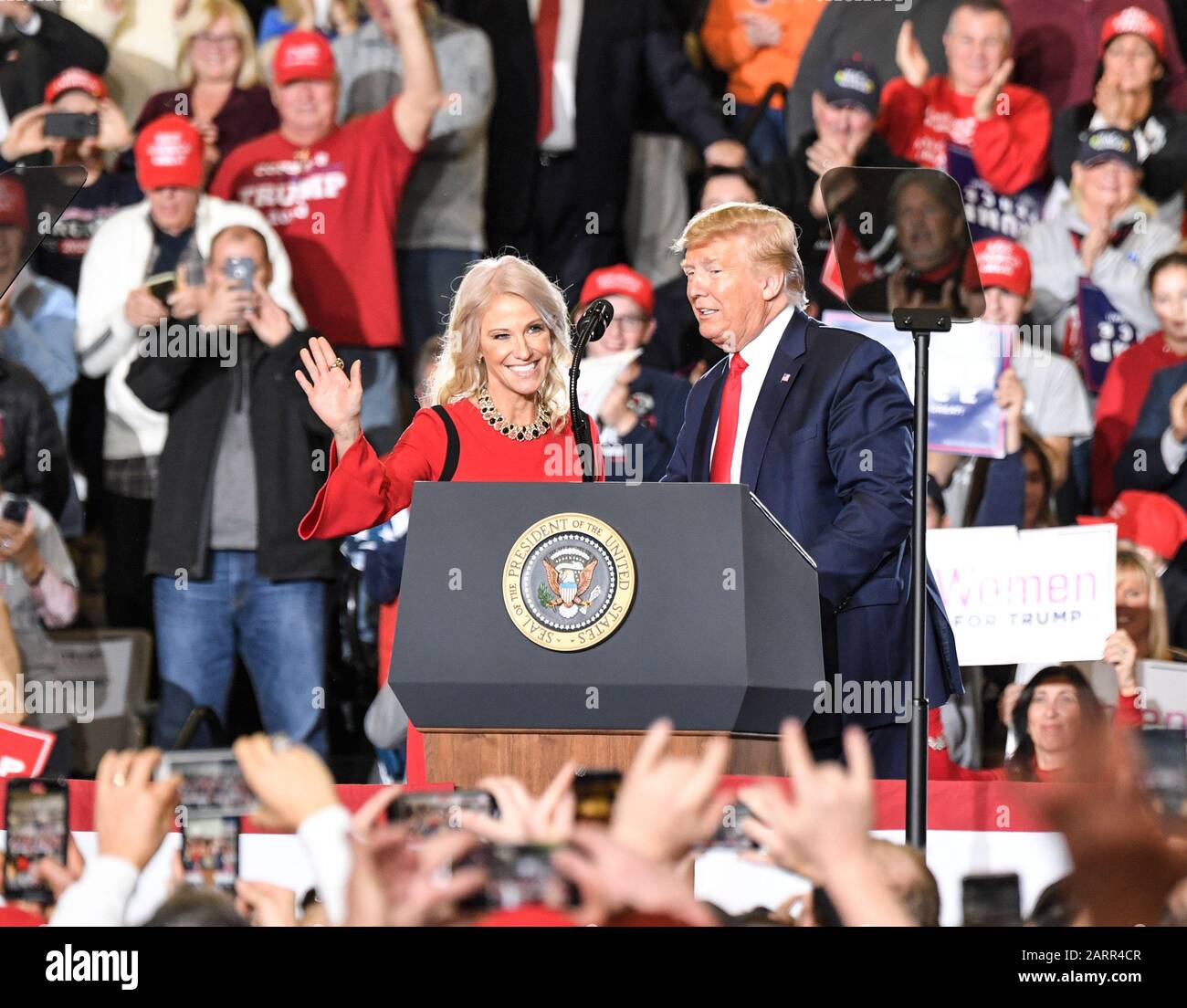 Wildwood, New Jersey - 28 gennaio 2020: White House counselor Kellyanne Conway si unisce al presidente degli Stati Uniti Donald J. Trump durante i rally elettorali presso il Wildwood Convention Center Foto Stock