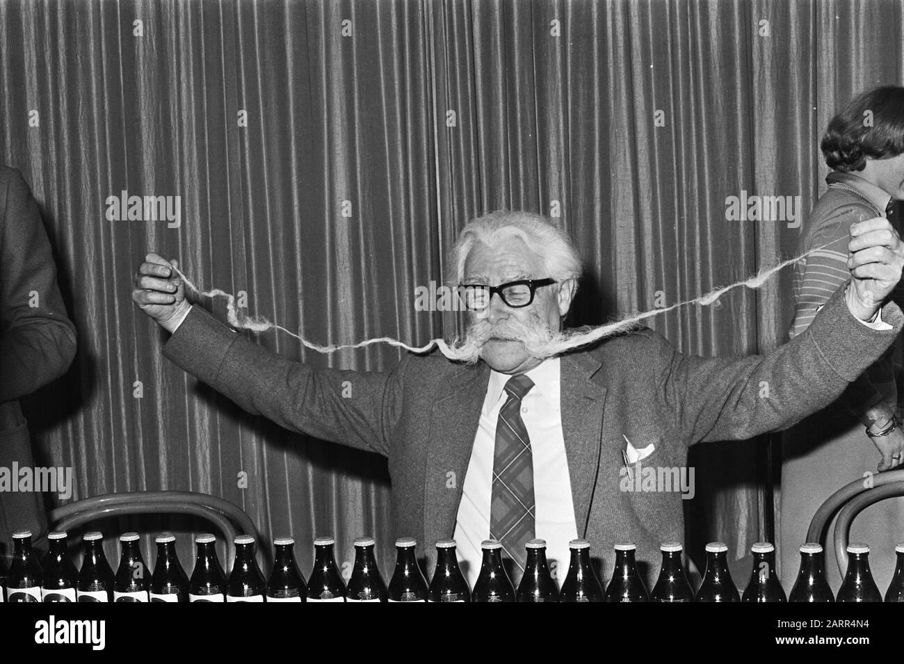 ' http://proxy.handle.net/10648/ac963426-d0b4-102d-bcf8-003048976d84 Fotografaf: Hans Peters / Anefo Nederlands: Presentatie Nederlandse uitgave Groot Guiness Record Book de Schot John Roy met de grootste snor ter wereld ( 157 cm) Lang 22 febbraio 1977 Presentazione edizione olandese del grande libro Guinness dei primati Scotsman John Roy con i baffi più grandi del mondo (157 cm) lungo 22 febbraio 1977 Hebt u meer informatie su deze foto, laat het ons weten. Laat een reactie achter (als u ingelogd bent bij Flickr) of stuur een mailtje naar: info@nationaalarchief.nl Please help us gain mo Foto Stock