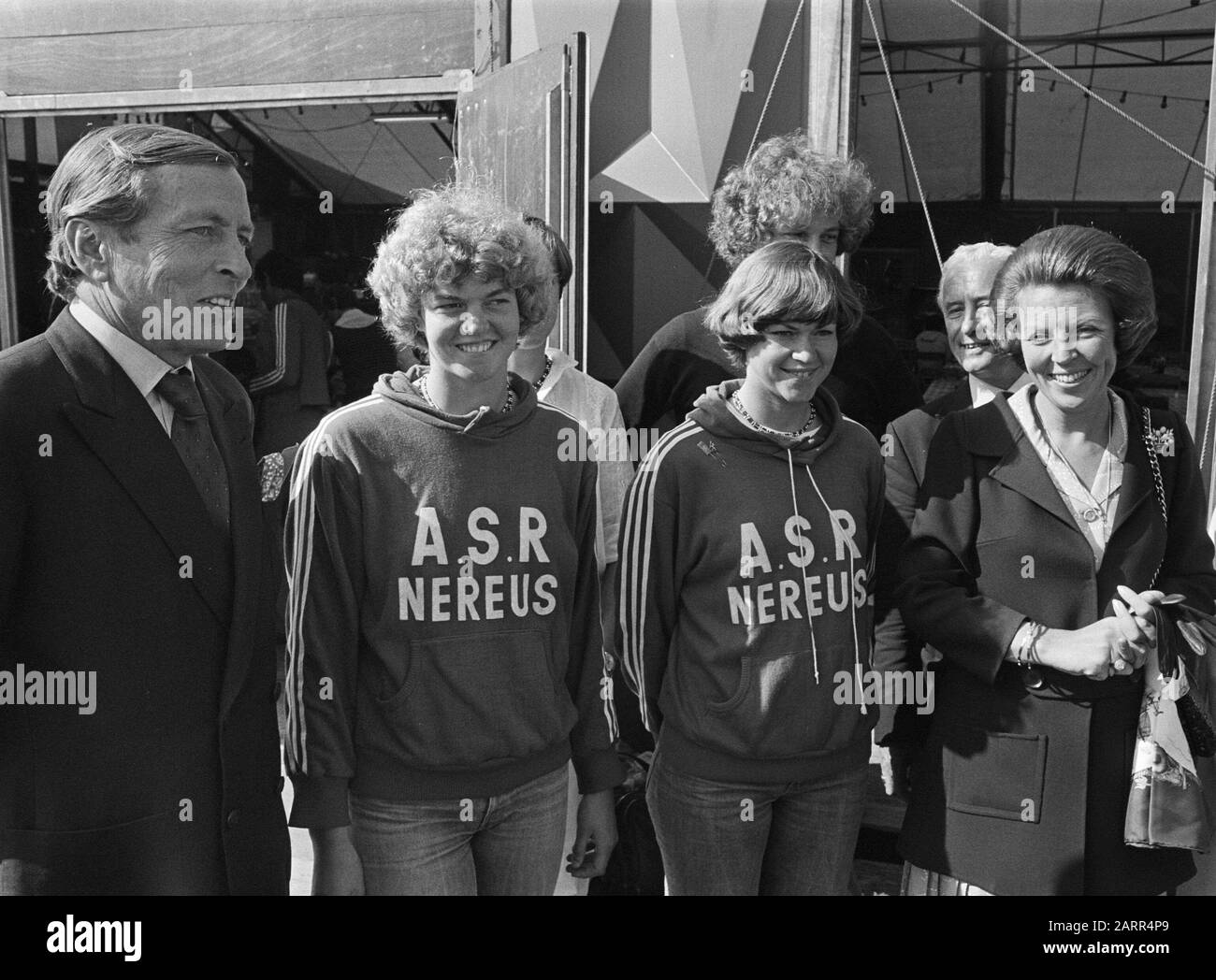 " WK roeien Bobbaan; Prinses Beatrix en Prins Claus in gesprek met Joke Dierdorp (l) en Karin Abma die zilver wunnen; " Foto Stock