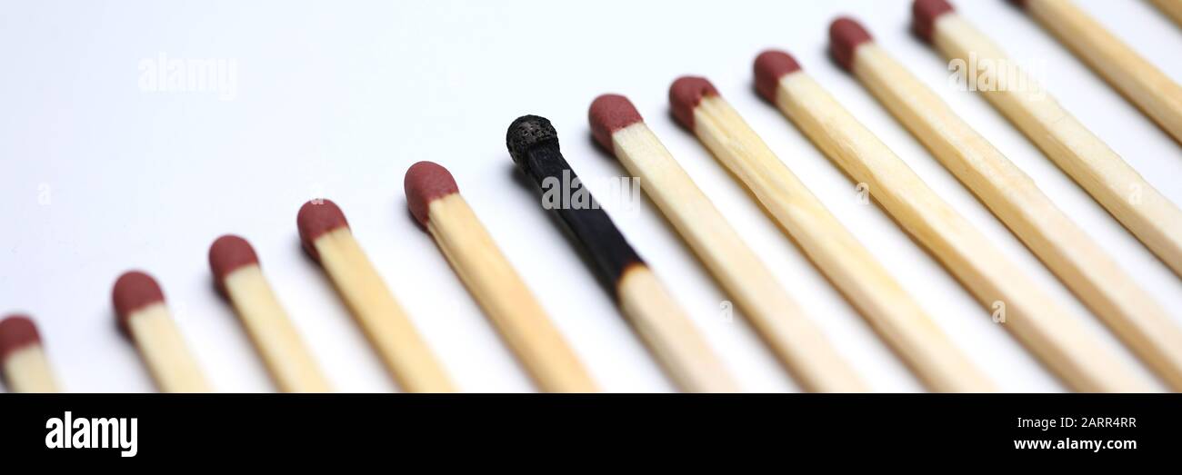 Uno bruciato match tra molti tutta nuova di close-up Foto Stock