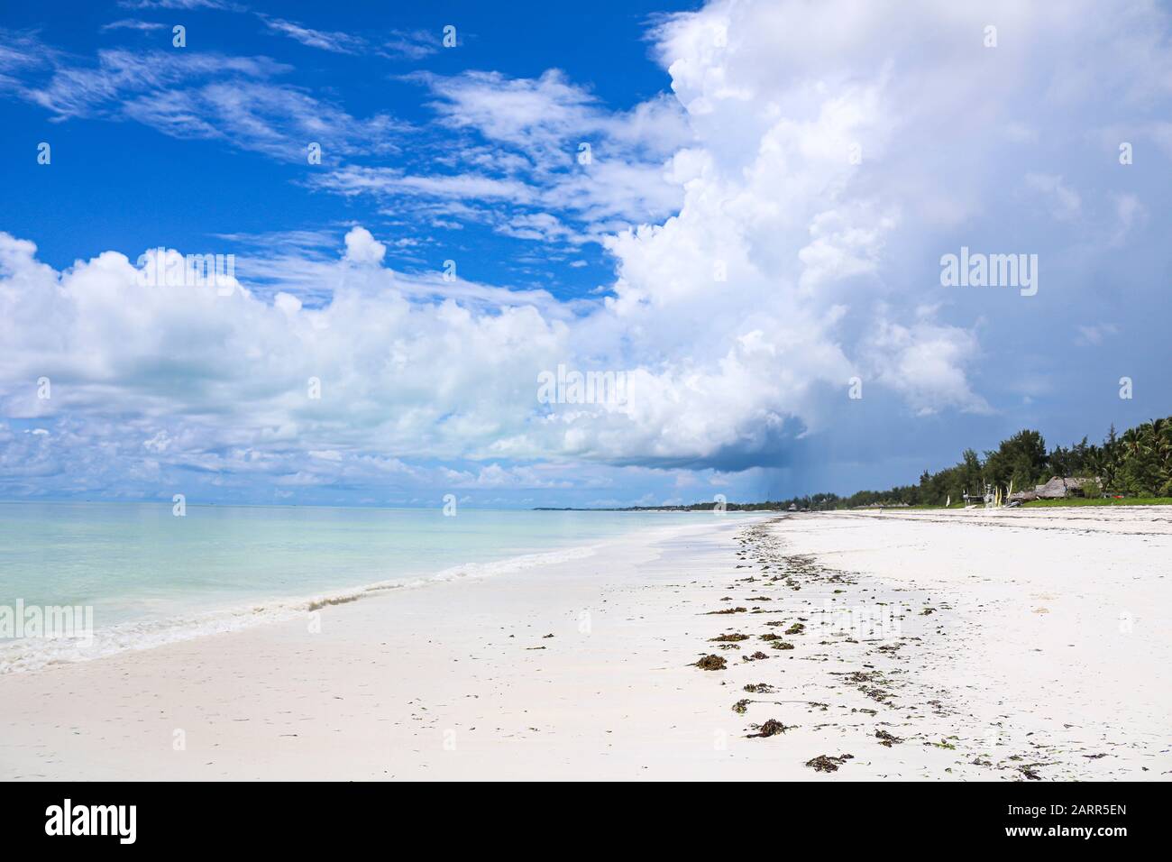 Bella spiaggia tropicale a Unguja Island, Zanzibar, Tanzania Foto Stock