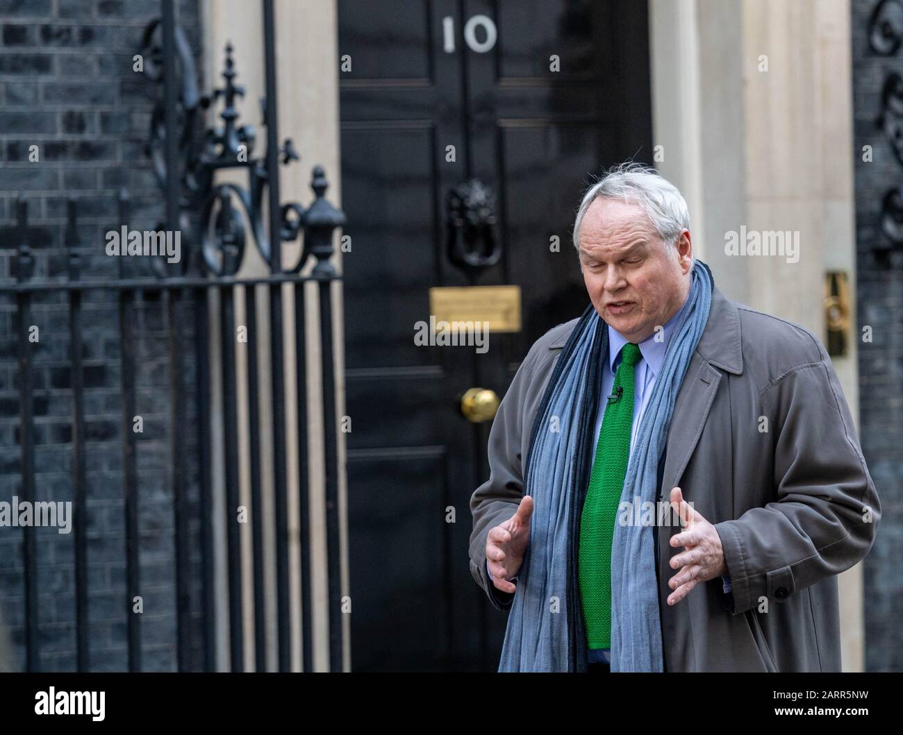 Londra, Regno Unito. 29th Gen 2020. Adam Boulton, redattore Di Sky Television che ha girato un programma sulla Brexit al di fuori di 10 Downing Street, Londra Credit: Ian Davidson/Alamy Live News Foto Stock