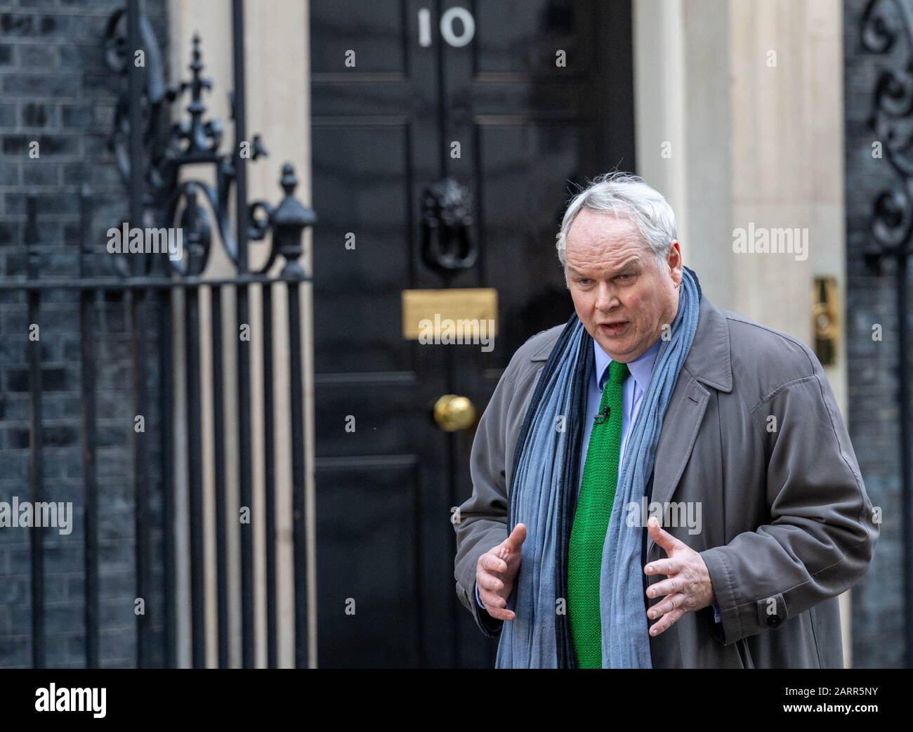 Londra, Regno Unito. 29th Gen 2020. Adam Boulton, redattore Di Sky Television che ha girato un programma sulla Brexit al di fuori di 10 Downing Street, Londra Credit: Ian Davidson/Alamy Live News Foto Stock