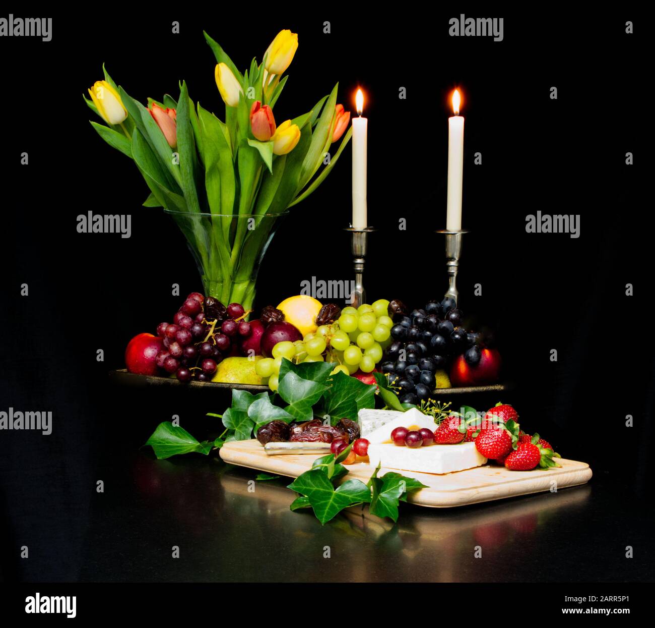 Serie floreale, Frutta, formaggio e vino che rappresentano l'eleganza e la decadenza del cibo, del vino e dei ricchi colori dell'abbondanza delle nature. Foto Stock