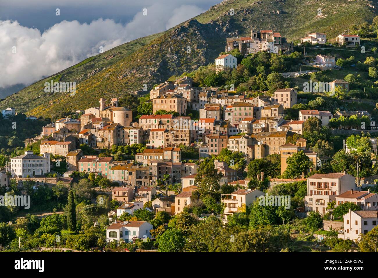 Città sulla collina di Oletta, Il Nebbio regione, Haute-Corse reparto, Corsica, Francia Foto Stock