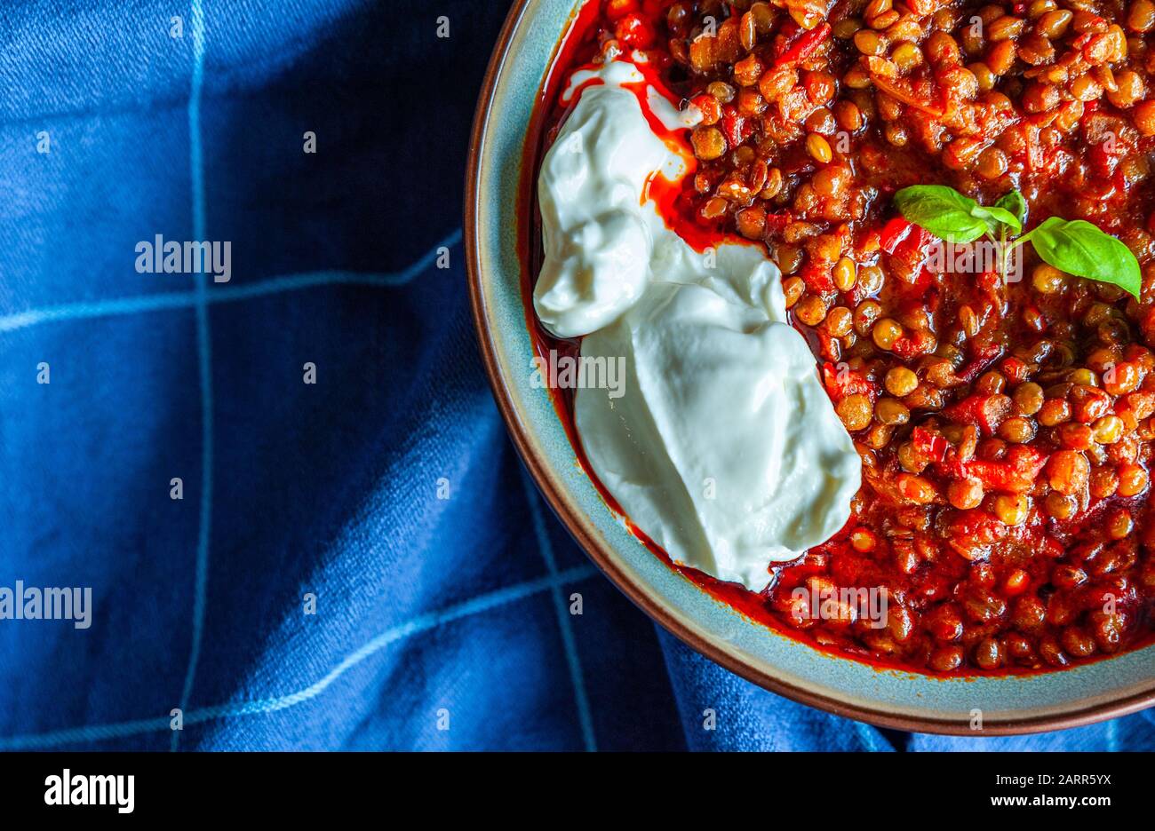 Primo piano di lenticchie tradizionali turche e un cucchiaio di yogurt Foto Stock