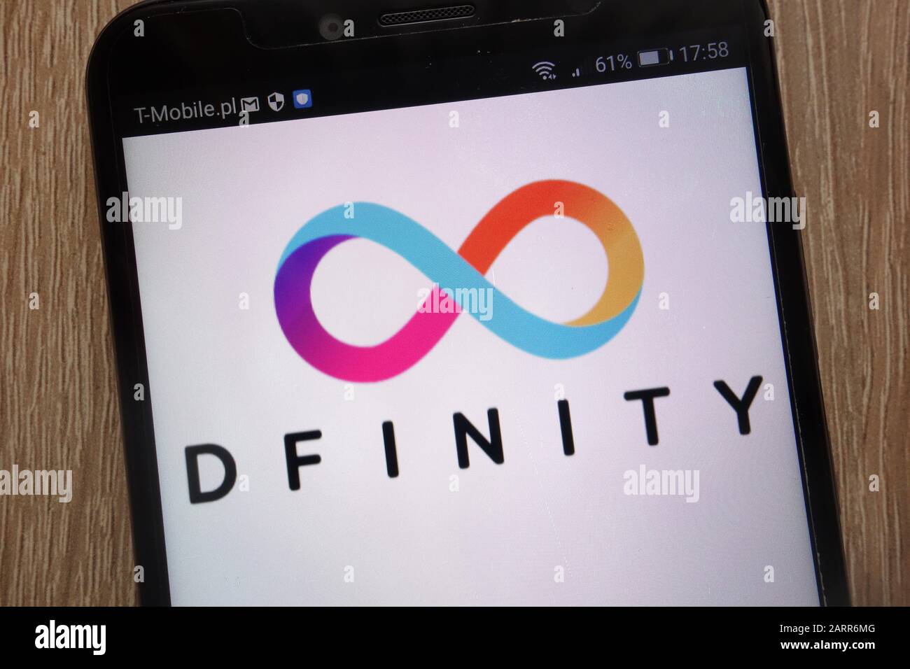 Dfinity - un logo di progetto di cloud computing basato su blockchain visualizzato su uno smartphone moderno Foto Stock
