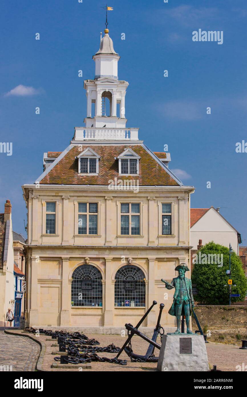 Statua di il Capitano George Vancouver RN nella parte anteriore del King's Lynn Custom House. Foto Stock