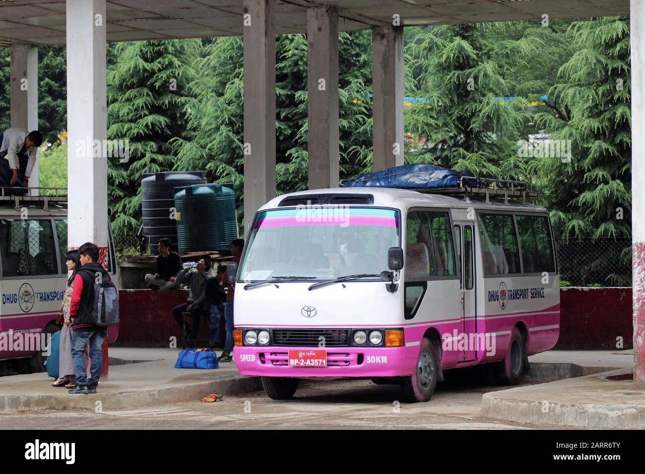 Un autobus locale alla stazione degli autobus di Thimpu in Bhutan Foto Stock