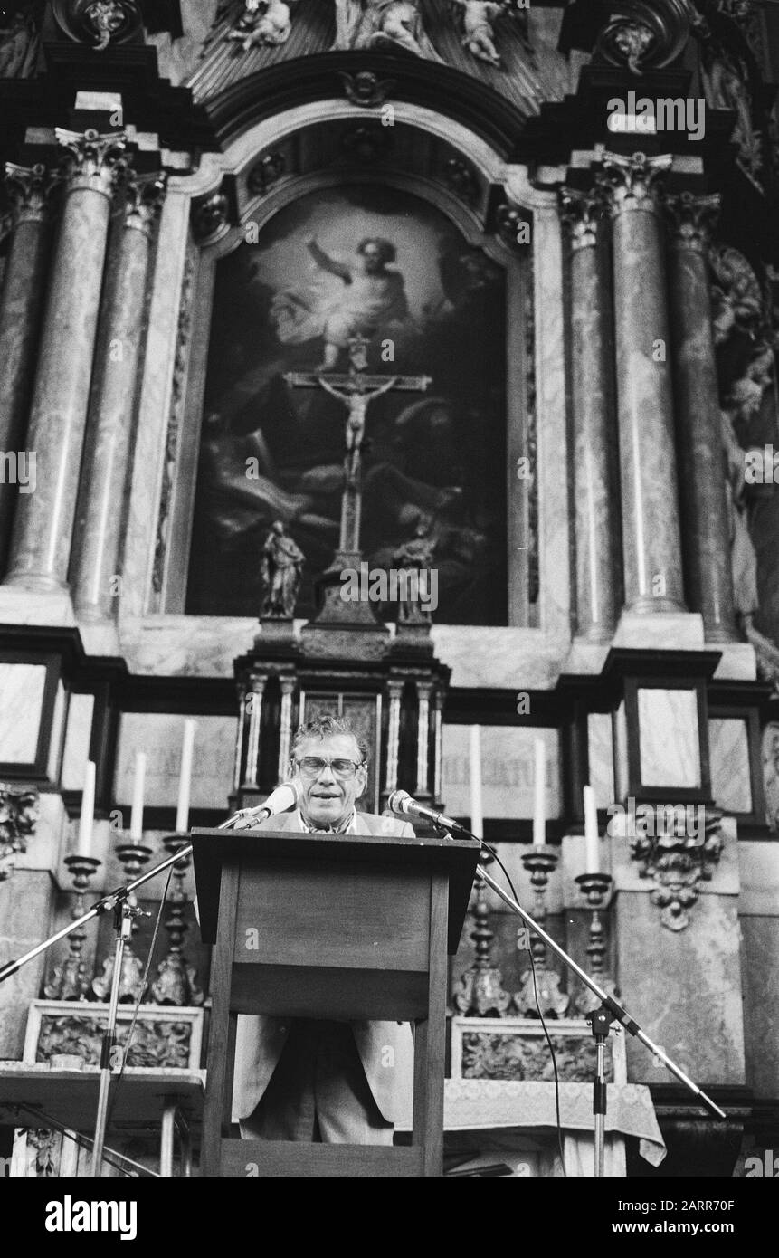 Gerard Reve in the Moses and Aaron Church in Amsterdam at The One World Poetry Festival Reve to the word with Behind HIM a Cross Data: 21 novembre 1982 luogo: Amsterdam, Noord-Holland Parole Chiave: Feste, chiese, croci, spettacoli, poesia, scrittori Nome personale: Reve, Gerard of the Institution name: Mosè E La Chiesa Di Aaronne Foto Stock