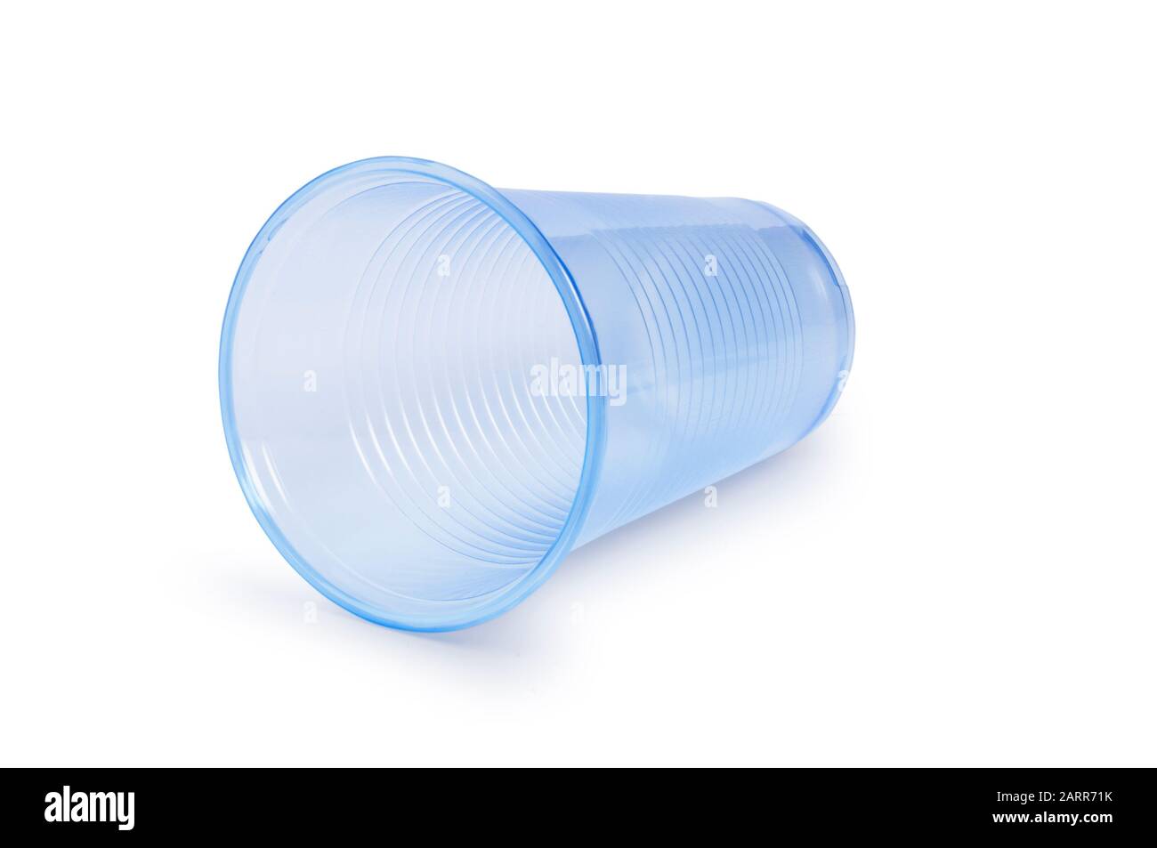 Monolocale di una singola tazza monouso in plastica che si trova sul suo lato tagliato su uno sfondo bianco - John Gollop Foto Stock