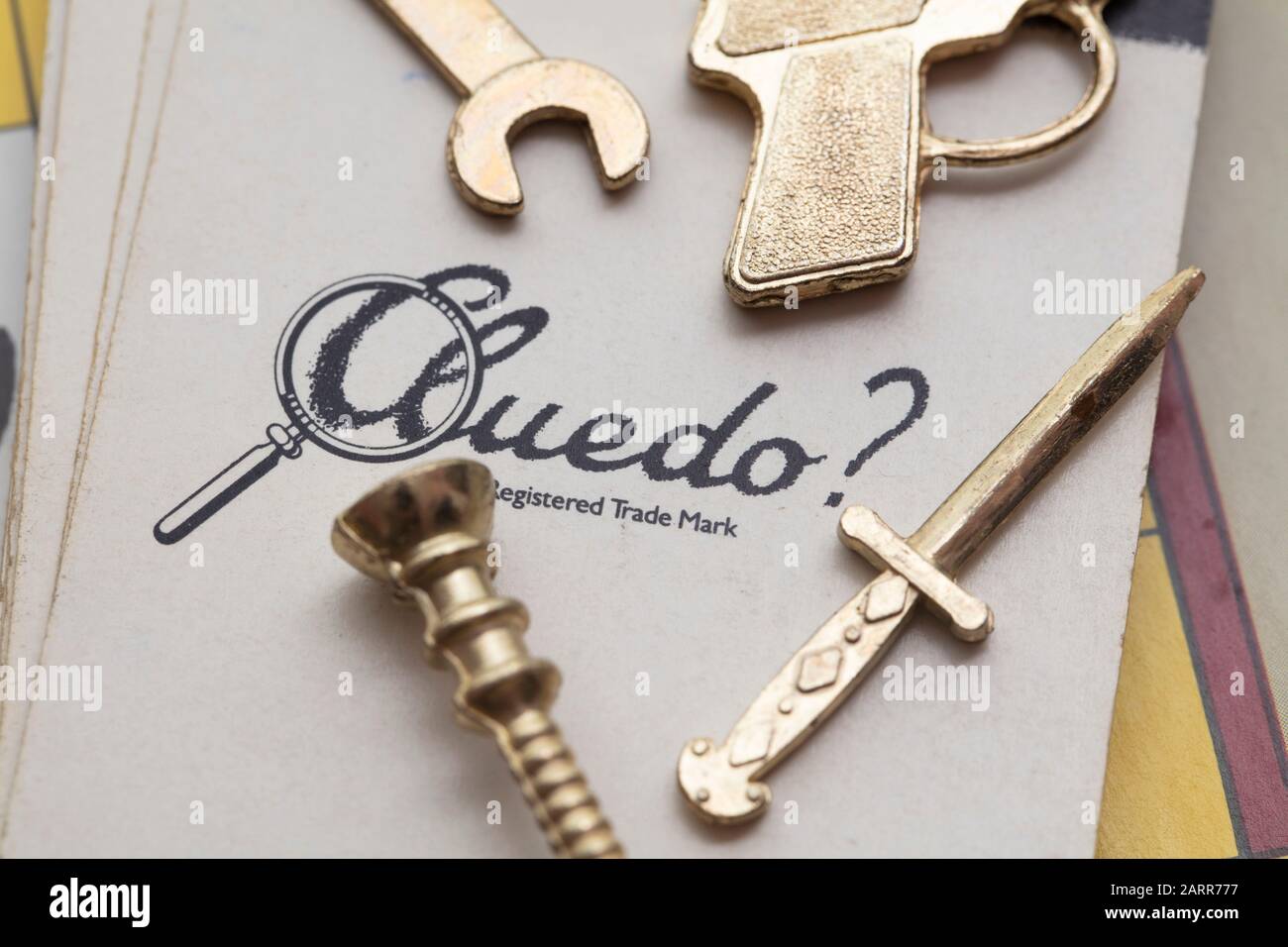 Londra, Regno Unito - Gennaio 28th 2020: Cluedo omicidio mistero boardgame pezzi realizzati da waddingtons Foto Stock