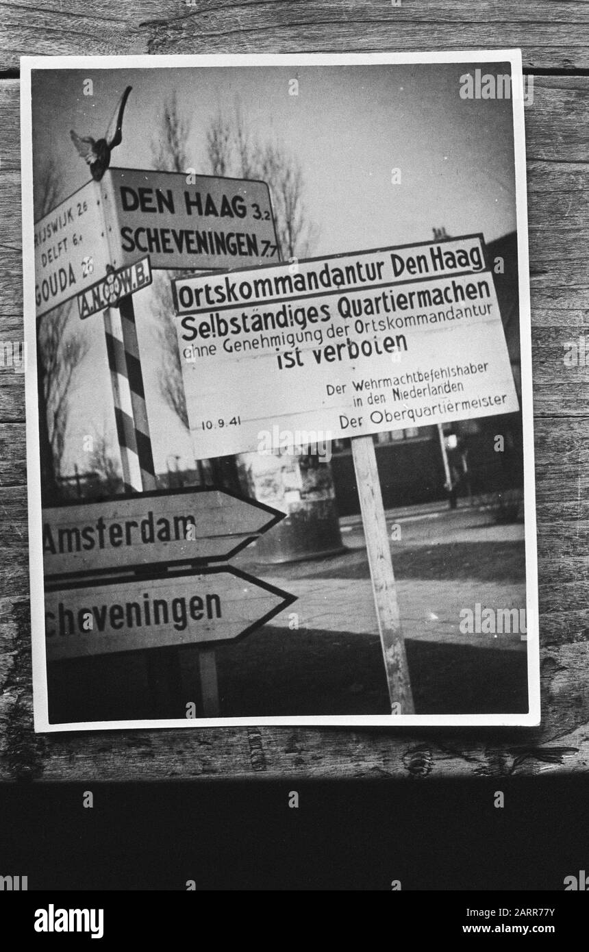 Registrazioni di fotografie relative alla Seconda guerra mondiale nei Paesi Bassi segni direzionali nelle vicinanze dell'Aia e un consiglio di divieto dell'Ortskommandatur Den Haag Data: 18 febbraio 1974 Parole Chiave : nomi di luoghi Foto Stock