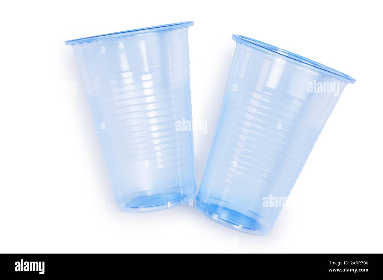 Immagine di un paio di tazze monouso in plastica ritagliate su uno sfondo bianco - John Gollop Foto Stock