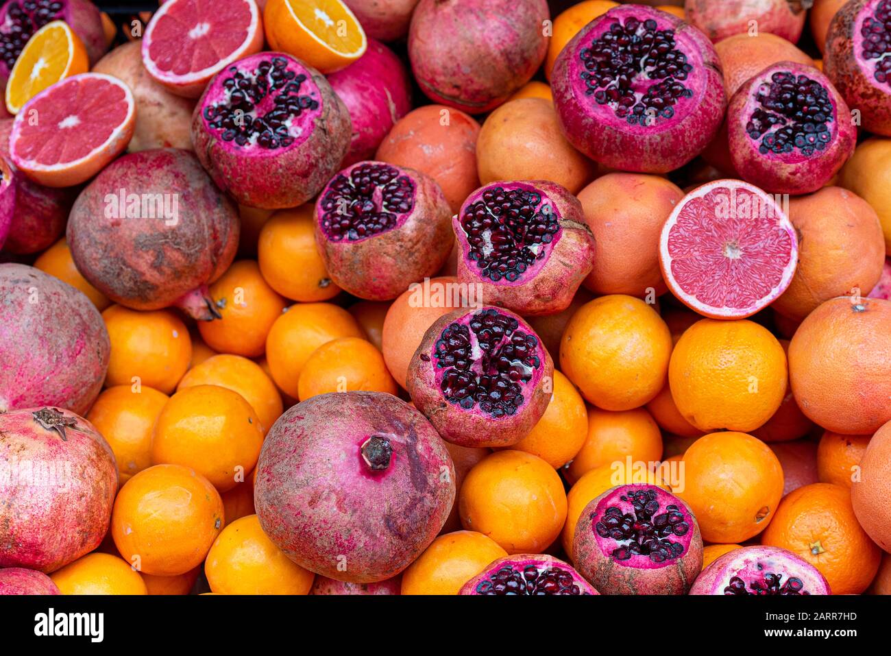 Frutti di melograno e Arancio al mercato di strada in Turchia, Istanbul Foto Stock