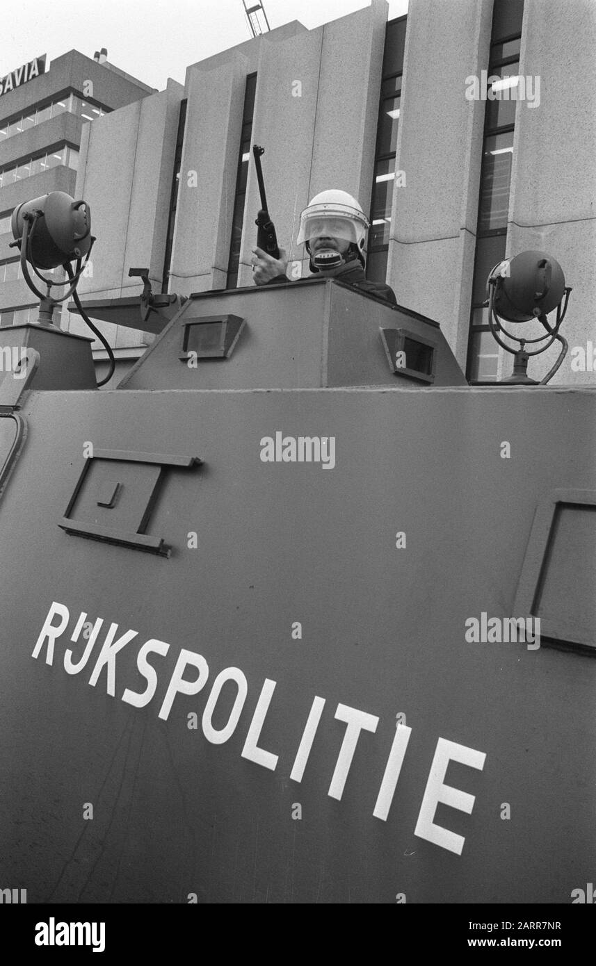 Polizia Nazionale guardie Schiphol con una macchina da combattimento Sankey in relazione a possibili attacchi terroristici palestinesi polizia Nazionale con fucile su auto da combattimento Data: 9 gennaio 1974 Località: Noord-Holland, Schiphol Parole Chiave: Armi, aviazione, veicoli blindati, polizia, terrorismo, aeroporti Nome dell'istituzione: Polizia di Stato, Sankey Foto Stock