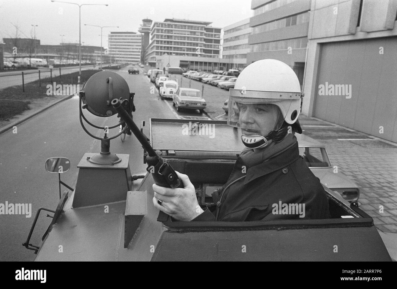 Polizia Nazionale guardie Schiphol con una macchina da combattimento Sankey in relazione a possibili attacchi terroristici palestinesi polizia Nazionale con fucile sulla macchina da combattimento Data: 9 gennaio 1974 Località: Noord-Holland, Schiphol Parole Chiave: Aviazione, veicoli blindati, polizia, terrorismo, aeroporti Nome dell'istituzione: Polizia di Stato, Sankey Foto Stock
