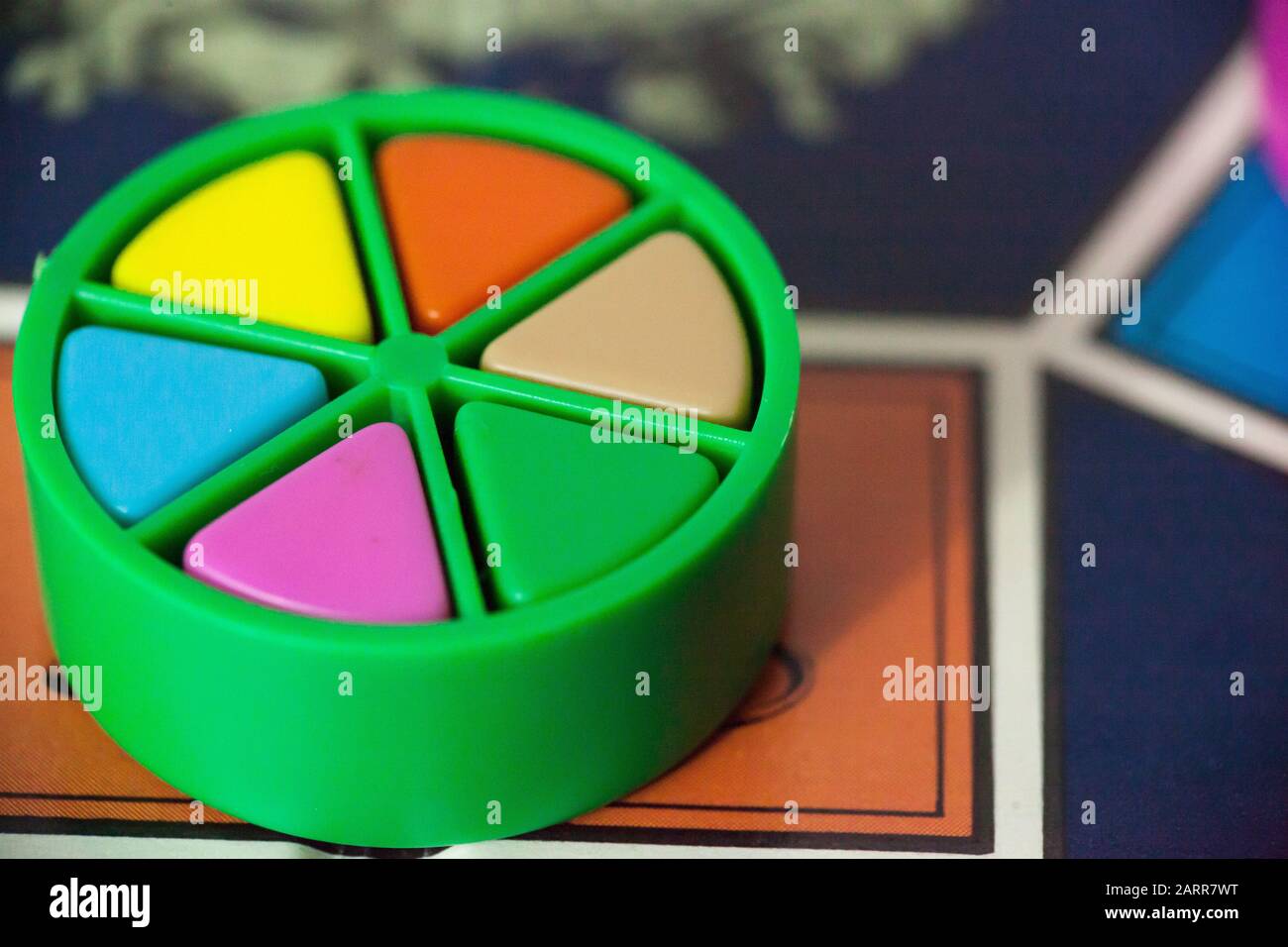 Woodbridge, NEW JERSEY / USA - 28 gennaio 2020: Una 80s edizione del popolare gioco da tavolo per famiglie, Trivial Pursuit, è raffigurato Foto Stock