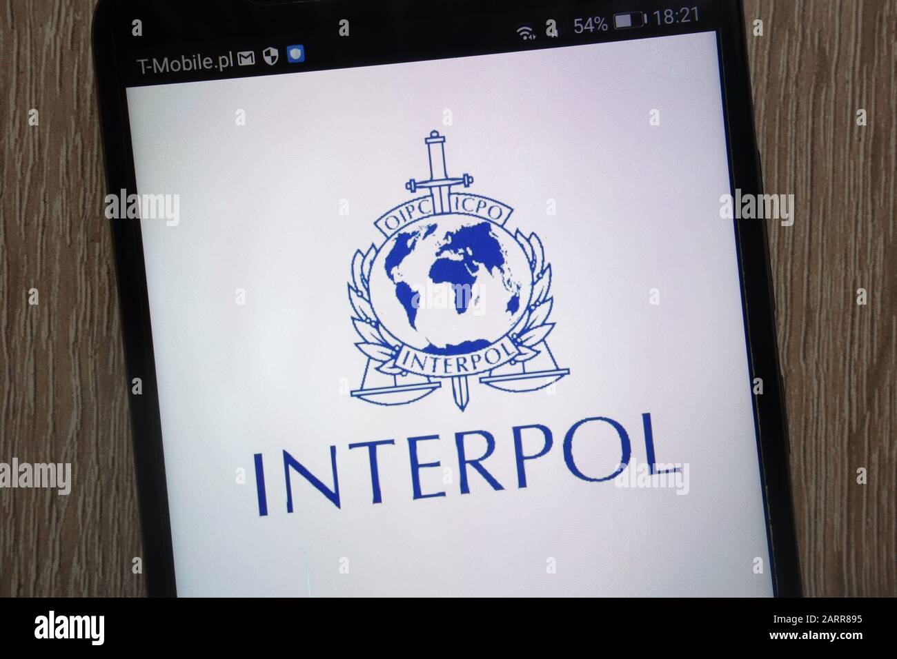 Il logo Interpol (International Criminal Police Organization) è visualizzato su uno smartphone moderno Foto Stock