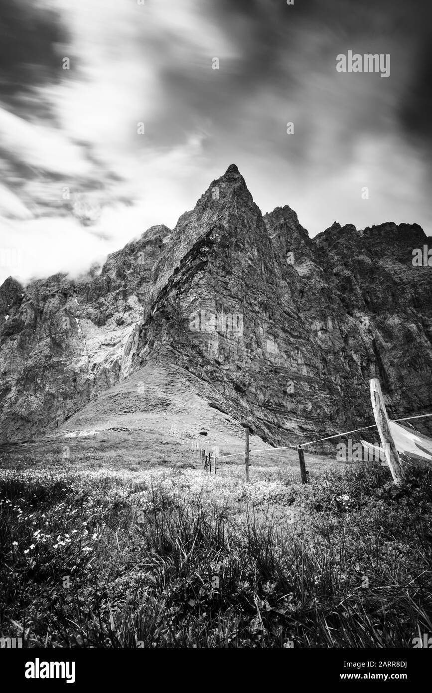 Nuvole scure con pioggia e luminose soleggiate sui massicci rocciosi del monte Dreizinkenspitze, Hohljoch, Großer Ahornboden, Austria, Europa Foto Stock