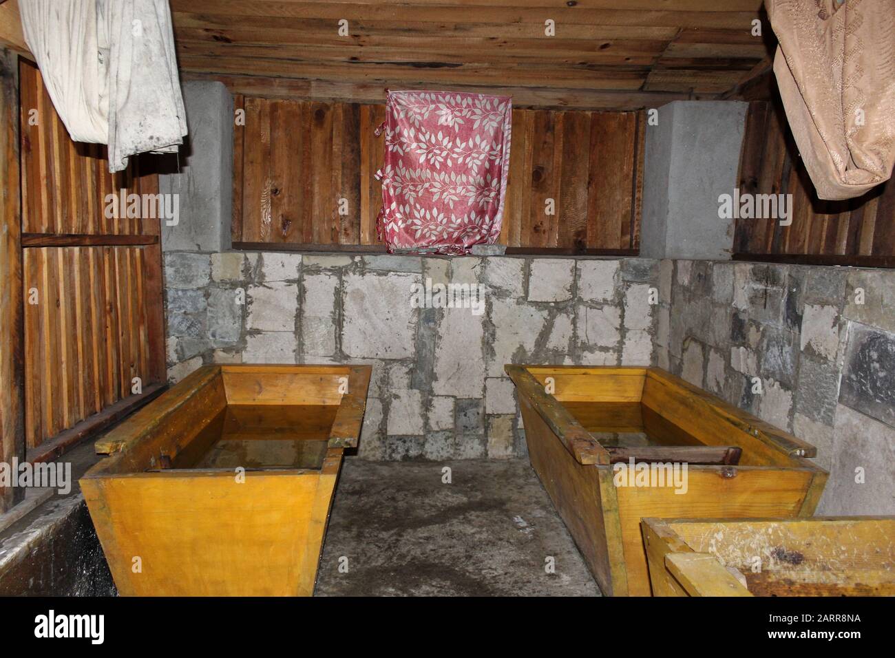 Vasche da bagno in legno per bagni in pietra calda in un bagno a Paro Bhutan Foto Stock