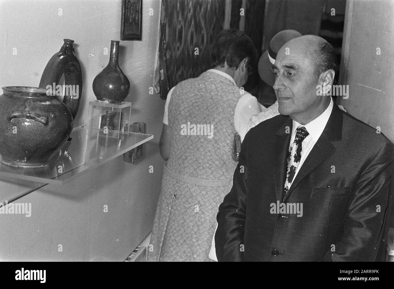 Ambasciatore rumeno dr. G. Elian apre la mostra l'arte popolare rumena a Madurodam, Ambasciatore Elian alla mostra Data: 24 agosto 1971 Località: L'Aia, Sud-Olanda Parole Chiave : ambasciatori, aperture, mostre Nome personale: Dr. G. Elian Institution nome: Madurodam Foto Stock