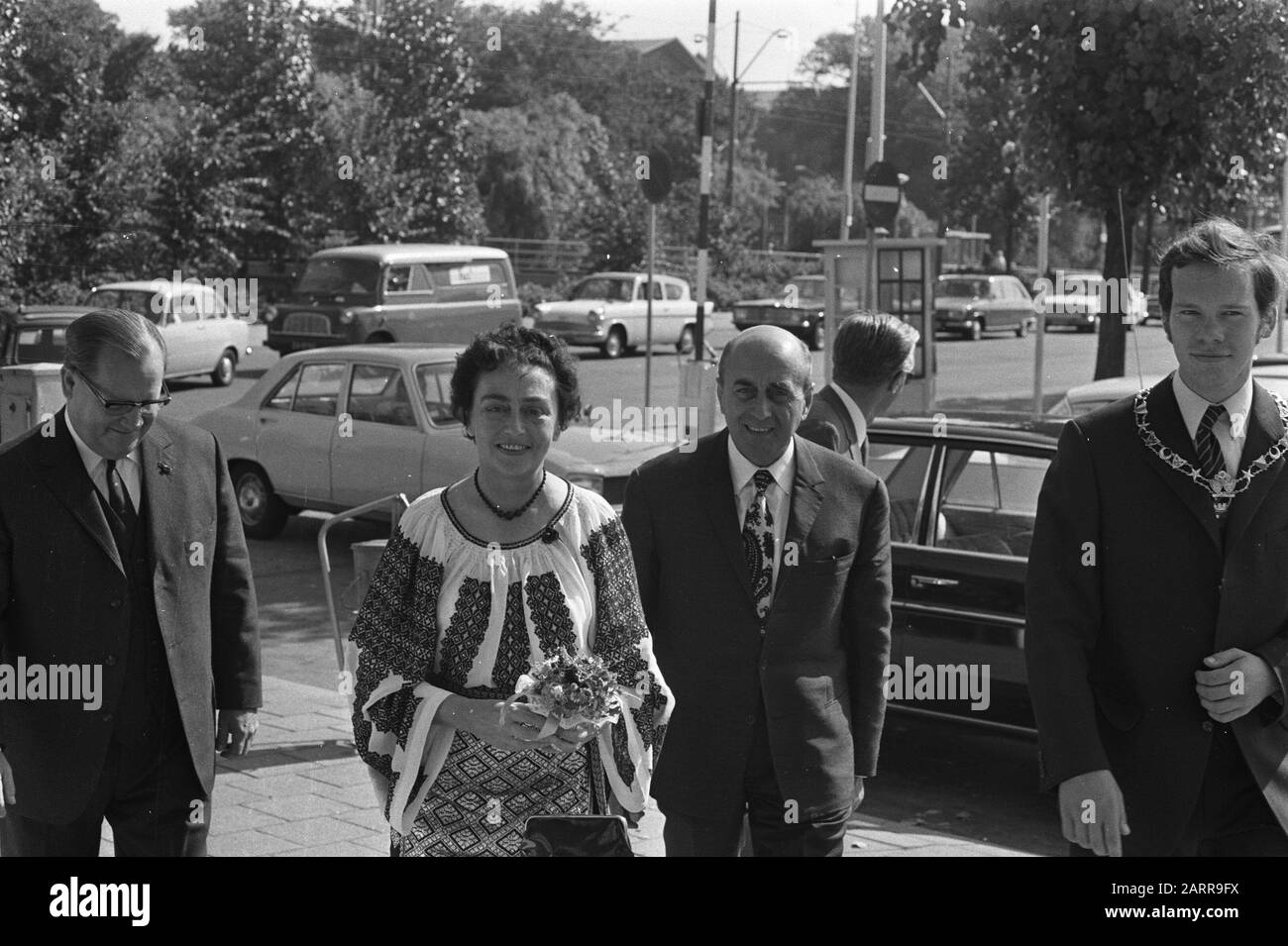 Amb. Dr. Romeno G. Elian apre la tenda. Arte popolare rumena a Madurodam, 4 J. van Dapperen arrivo Ambasciatore Elian e moglie Data: 24 agosto 1971 Località: L'Aia, Zuid-Holland Parole Chiave: Aperture, mostre Nome personale: Dr. G. Elian, J. Van Dapperen Nome istituzione: Madurodam Foto Stock