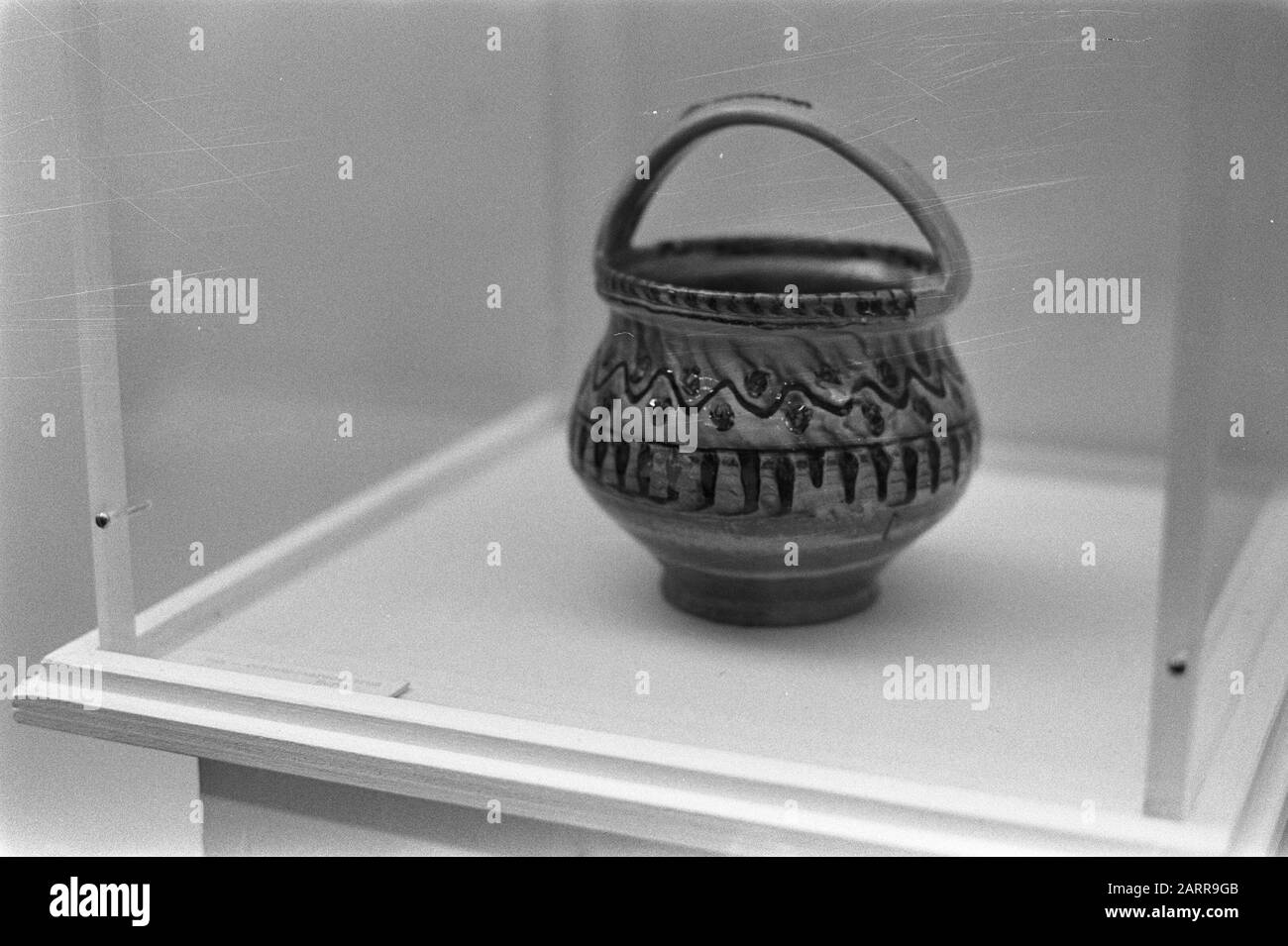 Ambasciatore rumeno dr. G. Elian apre la mostra di arte popolare rumena a Madurodam, dr. G. Elian Data: 24 agosto 1971 Località: L'Aia, Zuid-Holland Parole Chiave: Folk, aperture , mostre Nome dell'istituzione: Madurodam Foto Stock