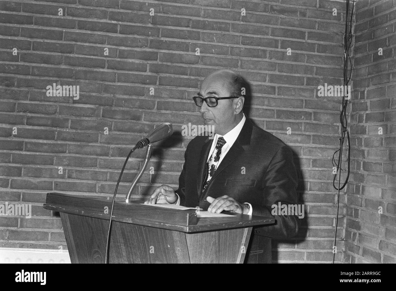 : Photocollection Anefo Reportage/Serie: Ambasciatore rumeno dr. G. Elian apre la mostra di arte popolare rumena a Madurodam, dr. G. Elian Data: 24 agosto 1971 Località: L'Aia, Zuid-Holland Parole Chiave: Ambasciatori, aperture, mostre Nome personale: Dr. G. Elian Institution name: Madurodam Foto Stock